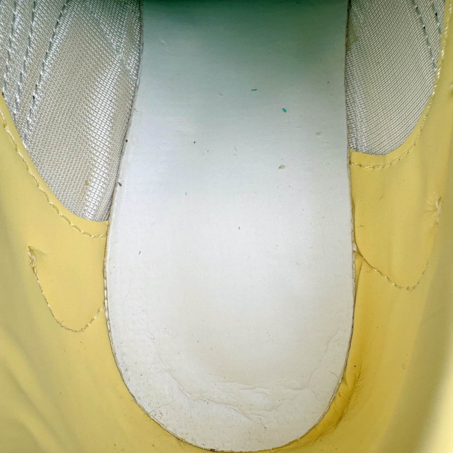 图片[11]-＃M纯原 PUMA Bella UT Low 彪马贝拉UT系列低帮薄底德训复古风经典百搭休闲慢跑鞋 继将 Speedcat OG 带回后，近日 Puma 再以品牌档案室的经典鞋型 Bella OG 为蓝本，推出契合时下薄底球鞋趋势的 Bella UT 鞋款。自 21 世纪初问世以来，Bella OG 鞋型以其独特的薄底设计和上翻外底设计收获了众多年轻拥趸，更是 PUMA DNA 中不可磨灭的经典。此番重新推出的 Bella UT 鞋款，整体鞋面采用上乘皮革材质，并延续 Formstrip 设计语言；鞋头处采用精致的包头设计，搭配麂皮材质提升质感；鞋底部分保留 Bella 鞋款标志性的薄底和点状橡胶外底，上翘的设计包裹鞋面；鞋舌与鞋跟分别点缀美洲狮 Logo 与品牌字母 Logo。值得一提的是，本次 Bella UT 鞋款搭载 SOFTFOAM+ 鞋垫，兼顾美学设计与穿着舒适度。而配色上则提供白、黄、蓝、银、粉五款颜色。尺码：36 37 37.5 38 39 39.5 40 40.5 41 42 42.5 43 44 44.5-选品中心