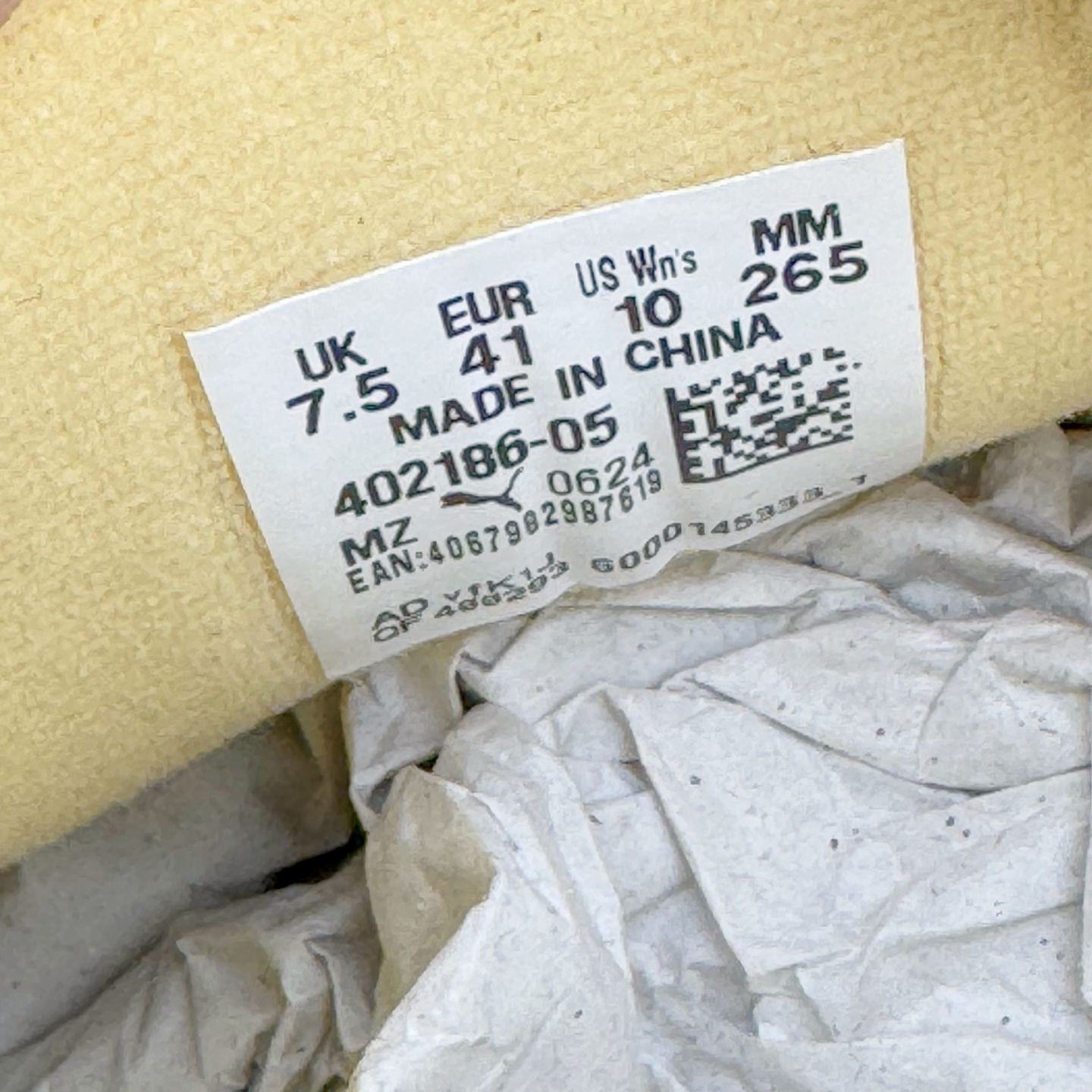 图片[12]-＃M纯原 PUMA Bella UT Low 彪马贝拉UT系列低帮薄底德训复古风经典百搭休闲慢跑鞋 继将 Speedcat OG 带回后，近日 Puma 再以品牌档案室的经典鞋型 Bella OG 为蓝本，推出契合时下薄底球鞋趋势的 Bella UT 鞋款。自 21 世纪初问世以来，Bella OG 鞋型以其独特的薄底设计和上翻外底设计收获了众多年轻拥趸，更是 PUMA DNA 中不可磨灭的经典。此番重新推出的 Bella UT 鞋款，整体鞋面采用上乘皮革材质，并延续 Formstrip 设计语言；鞋头处采用精致的包头设计，搭配麂皮材质提升质感；鞋底部分保留 Bella 鞋款标志性的薄底和点状橡胶外底，上翘的设计包裹鞋面；鞋舌与鞋跟分别点缀美洲狮 Logo 与品牌字母 Logo。值得一提的是，本次 Bella UT 鞋款搭载 SOFTFOAM+ 鞋垫，兼顾美学设计与穿着舒适度。而配色上则提供白、黄、蓝、银、粉五款颜色。尺码：36 37 37.5 38 39 39.5 40 40.5 41 42 42.5 43 44 44.5-选品中心