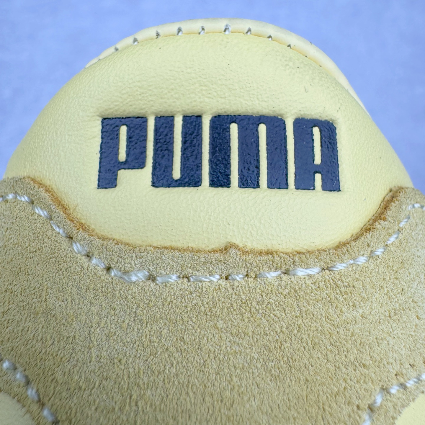 图片[21]-＃M纯原 PUMA Bella UT Low 彪马贝拉UT系列低帮薄底德训复古风经典百搭休闲慢跑鞋 继将 Speedcat OG 带回后，近日 Puma 再以品牌档案室的经典鞋型 Bella OG 为蓝本，推出契合时下薄底球鞋趋势的 Bella UT 鞋款。自 21 世纪初问世以来，Bella OG 鞋型以其独特的薄底设计和上翻外底设计收获了众多年轻拥趸，更是 PUMA DNA 中不可磨灭的经典。此番重新推出的 Bella UT 鞋款，整体鞋面采用上乘皮革材质，并延续 Formstrip 设计语言；鞋头处采用精致的包头设计，搭配麂皮材质提升质感；鞋底部分保留 Bella 鞋款标志性的薄底和点状橡胶外底，上翘的设计包裹鞋面；鞋舌与鞋跟分别点缀美洲狮 Logo 与品牌字母 Logo。值得一提的是，本次 Bella UT 鞋款搭载 SOFTFOAM+ 鞋垫，兼顾美学设计与穿着舒适度。而配色上则提供白、黄、蓝、银、粉五款颜色。尺码：36 37 37.5 38 39 39.5 40 40.5 41 42 42.5 43 44 44.5-选品中心