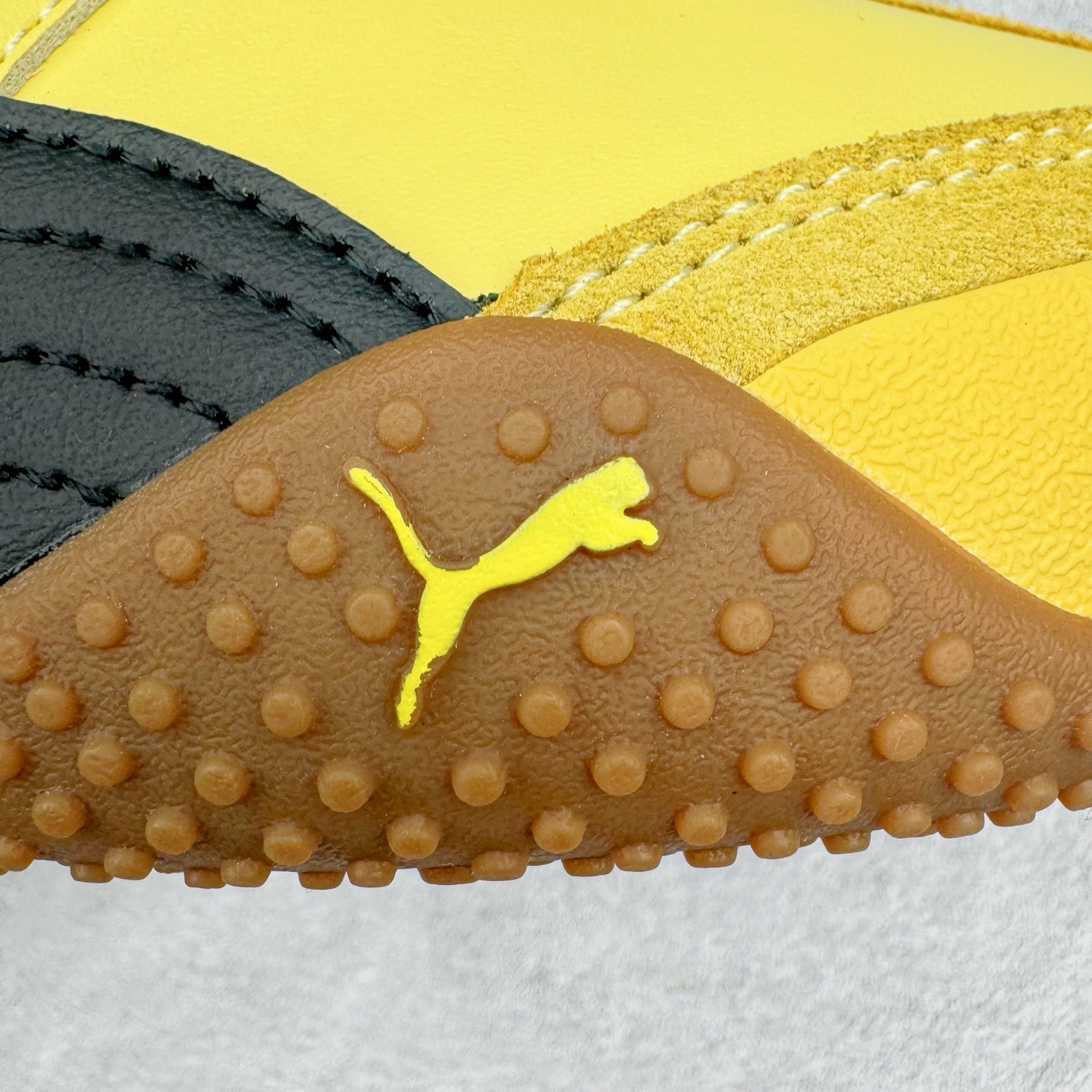 图片[19]-＃M纯原 PUMA Bella UT Low 彪马贝拉UT系列低帮薄底德训复古风经典百搭休闲慢跑鞋 继将 Speedcat OG 带回后，近日 Puma 再以品牌档案室的经典鞋型 Bella OG 为蓝本，推出契合时下薄底球鞋趋势的 Bella UT 鞋款。自 21 世纪初问世以来，Bella OG 鞋型以其独特的薄底设计和上翻外底设计收获了众多年轻拥趸，更是 PUMA DNA 中不可磨灭的经典。此番重新推出的 Bella UT 鞋款，整体鞋面采用上乘皮革材质，并延续 Formstrip 设计语言；鞋头处采用精致的包头设计，搭配麂皮材质提升质感；鞋底部分保留 Bella 鞋款标志性的薄底和点状橡胶外底，上翘的设计包裹鞋面；鞋舌与鞋跟分别点缀美洲狮 Logo 与品牌字母 Logo。值得一提的是，本次 Bella UT 鞋款搭载 SOFTFOAM+ 鞋垫，兼顾美学设计与穿着舒适度。而配色上则提供白、黄、蓝、银、粉五款颜色。尺码：36 37 37.5 38 39 39.5 40 40.5 41 42 42.5 43 44 44.5-选品中心