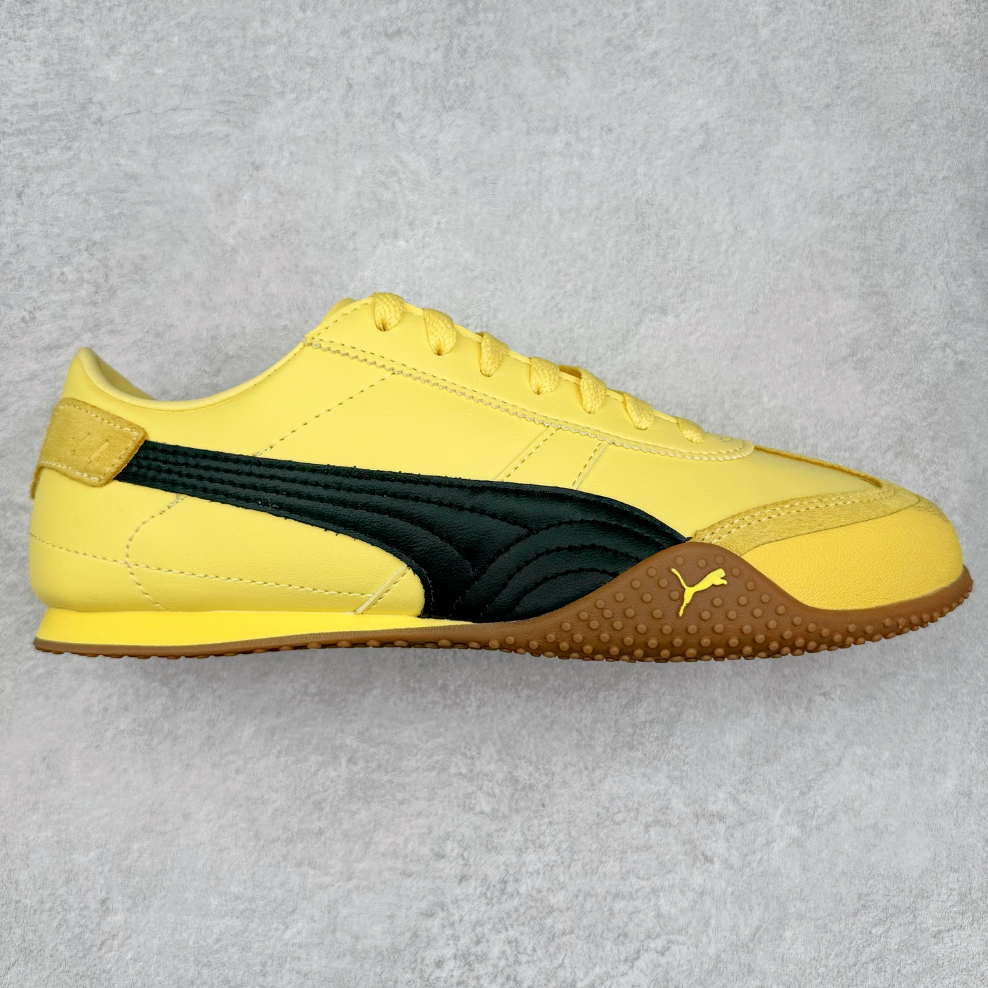 ＃M纯原 PUMA Bella UT Low 彪马贝拉UT系列低帮薄底德训复古风经典百搭休闲慢跑鞋 继将 Speedcat OG 带回后，近日 Puma 再以品牌档案室的经典鞋型 Bella OG 为蓝本，推出契合时下薄底球鞋趋势的 Bella UT 鞋款。自 21 世纪初问世以来，Bella OG 鞋型以其独特的薄底设计和上翻外底设计收获了众多年轻拥趸，更是 PUMA DNA 中不可磨灭的经典。此番重新推出的 Bella UT 鞋款，整体鞋面采用上乘皮革材质，并延续 Formstrip 设计语言；鞋头处采用精致的包头设计，搭配麂皮材质提升质感；鞋底部分保留 Bella 鞋款标志性的薄底和点状橡胶外底，上翘的设计包裹鞋面；鞋舌与鞋跟分别点缀美洲狮 Logo 与品牌字母 Logo。值得一提的是，本次 Bella UT 鞋款搭载 SOFTFOAM+ 鞋垫，兼顾美学设计与穿着舒适度。而配色上则提供白、黄、蓝、银、粉五款颜色。尺码：36 37 37.5 38 39 39.5 40 40.5 41 42 42.5 43 44 44.5-选品中心