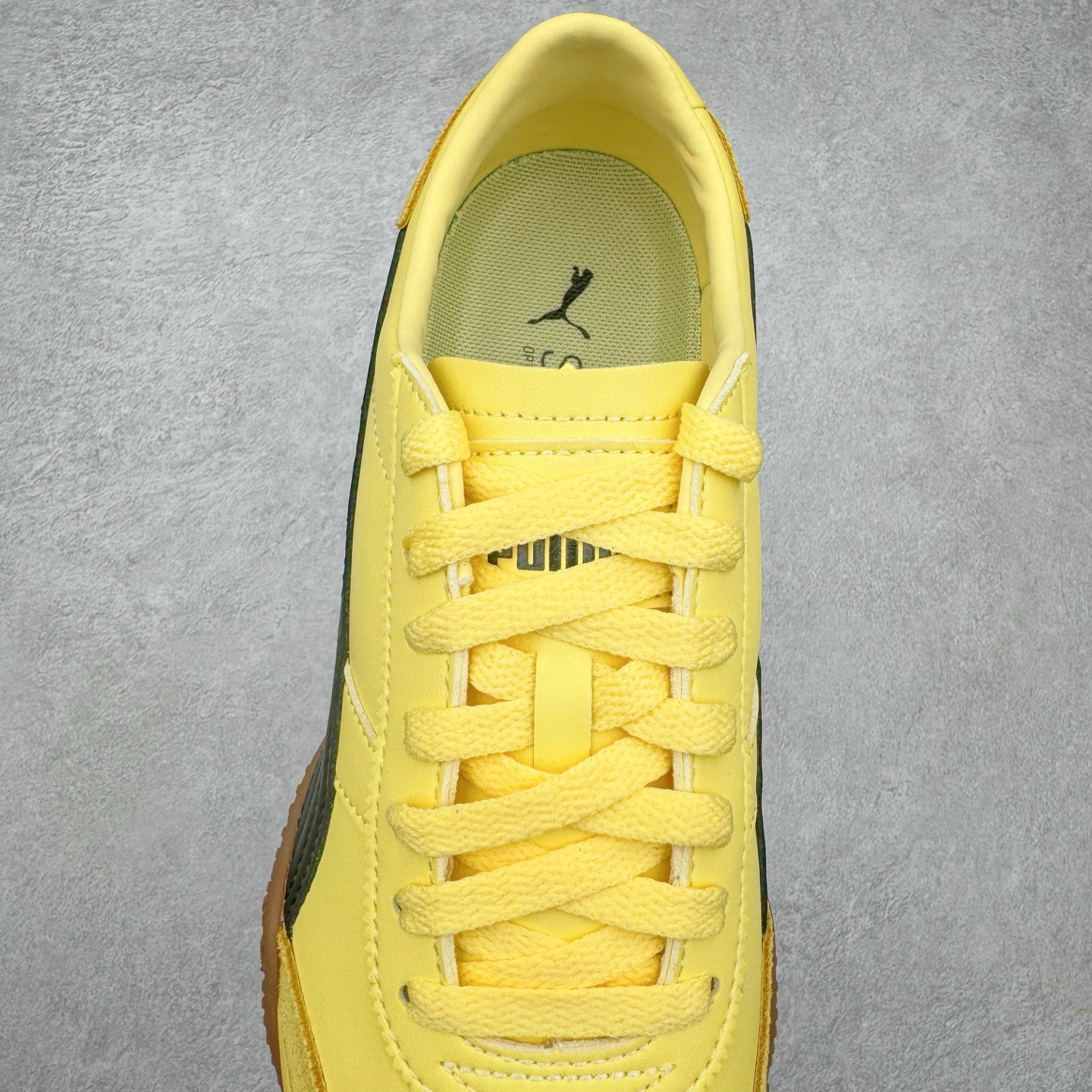 图片[5]-＃M纯原 PUMA Bella UT Low 彪马贝拉UT系列低帮薄底德训复古风经典百搭休闲慢跑鞋 继将 Speedcat OG 带回后，近日 Puma 再以品牌档案室的经典鞋型 Bella OG 为蓝本，推出契合时下薄底球鞋趋势的 Bella UT 鞋款。自 21 世纪初问世以来，Bella OG 鞋型以其独特的薄底设计和上翻外底设计收获了众多年轻拥趸，更是 PUMA DNA 中不可磨灭的经典。此番重新推出的 Bella UT 鞋款，整体鞋面采用上乘皮革材质，并延续 Formstrip 设计语言；鞋头处采用精致的包头设计，搭配麂皮材质提升质感；鞋底部分保留 Bella 鞋款标志性的薄底和点状橡胶外底，上翘的设计包裹鞋面；鞋舌与鞋跟分别点缀美洲狮 Logo 与品牌字母 Logo。值得一提的是，本次 Bella UT 鞋款搭载 SOFTFOAM+ 鞋垫，兼顾美学设计与穿着舒适度。而配色上则提供白、黄、蓝、银、粉五款颜色。尺码：36 37 37.5 38 39 39.5 40 40.5 41 42 42.5 43 44 44.5-选品中心