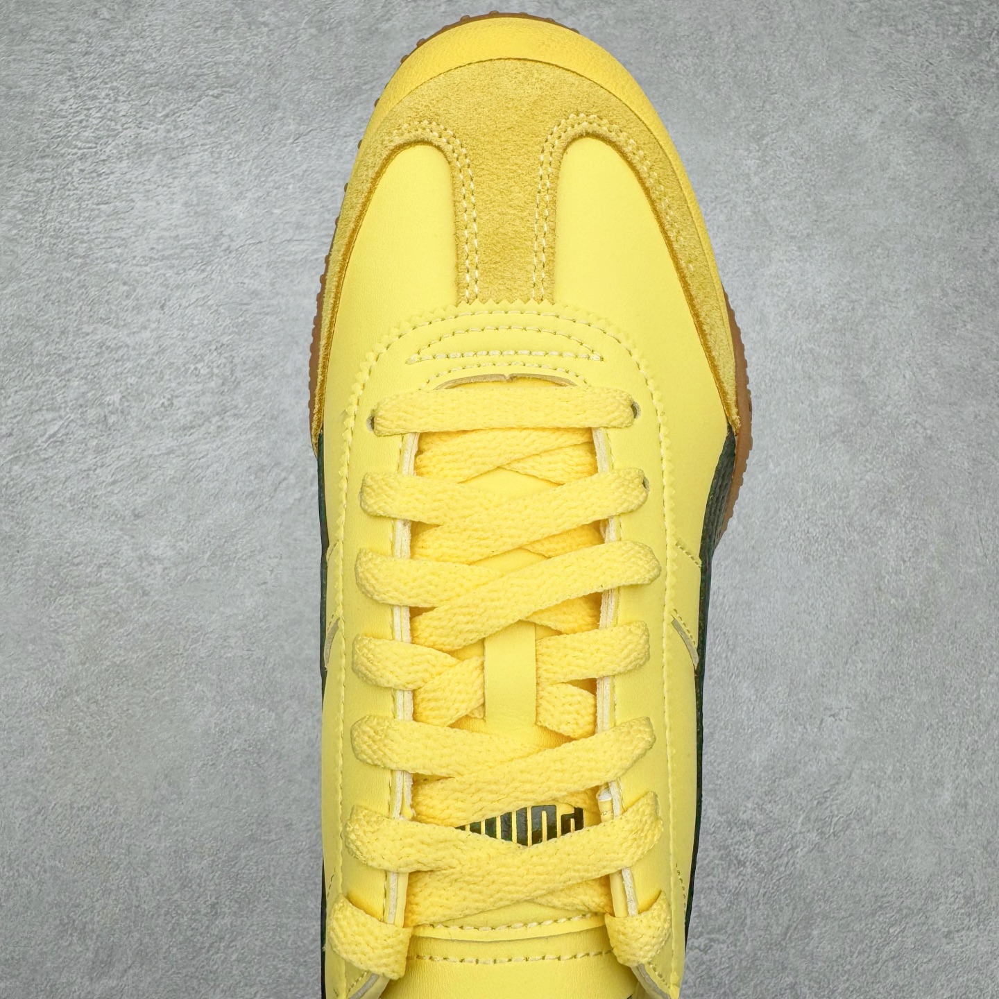 图片[4]-＃M纯原 PUMA Bella UT Low 彪马贝拉UT系列低帮薄底德训复古风经典百搭休闲慢跑鞋 继将 Speedcat OG 带回后，近日 Puma 再以品牌档案室的经典鞋型 Bella OG 为蓝本，推出契合时下薄底球鞋趋势的 Bella UT 鞋款。自 21 世纪初问世以来，Bella OG 鞋型以其独特的薄底设计和上翻外底设计收获了众多年轻拥趸，更是 PUMA DNA 中不可磨灭的经典。此番重新推出的 Bella UT 鞋款，整体鞋面采用上乘皮革材质，并延续 Formstrip 设计语言；鞋头处采用精致的包头设计，搭配麂皮材质提升质感；鞋底部分保留 Bella 鞋款标志性的薄底和点状橡胶外底，上翘的设计包裹鞋面；鞋舌与鞋跟分别点缀美洲狮 Logo 与品牌字母 Logo。值得一提的是，本次 Bella UT 鞋款搭载 SOFTFOAM+ 鞋垫，兼顾美学设计与穿着舒适度。而配色上则提供白、黄、蓝、银、粉五款颜色。尺码：36 37 37.5 38 39 39.5 40 40.5 41 42 42.5 43 44 44.5-选品中心