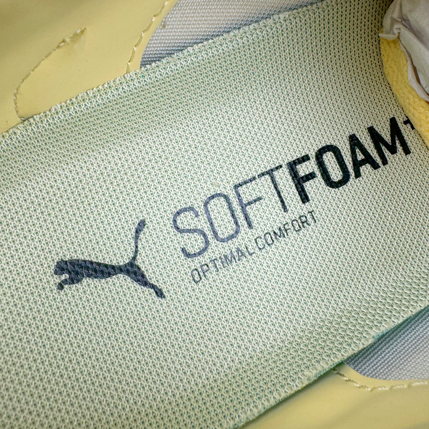 图片[13]-＃M纯原 PUMA Bella UT Low 彪马贝拉UT系列低帮薄底德训复古风经典百搭休闲慢跑鞋 继将 Speedcat OG 带回后，近日 Puma 再以品牌档案室的经典鞋型 Bella OG 为蓝本，推出契合时下薄底球鞋趋势的 Bella UT 鞋款。自 21 世纪初问世以来，Bella OG 鞋型以其独特的薄底设计和上翻外底设计收获了众多年轻拥趸，更是 PUMA DNA 中不可磨灭的经典。此番重新推出的 Bella UT 鞋款，整体鞋面采用上乘皮革材质，并延续 Formstrip 设计语言；鞋头处采用精致的包头设计，搭配麂皮材质提升质感；鞋底部分保留 Bella 鞋款标志性的薄底和点状橡胶外底，上翘的设计包裹鞋面；鞋舌与鞋跟分别点缀美洲狮 Logo 与品牌字母 Logo。值得一提的是，本次 Bella UT 鞋款搭载 SOFTFOAM+ 鞋垫，兼顾美学设计与穿着舒适度。而配色上则提供白、黄、蓝、银、粉五款颜色。尺码：36 37 37.5 38 39 39.5 40 40.5 41 42 42.5 43 44 44.5-选品中心