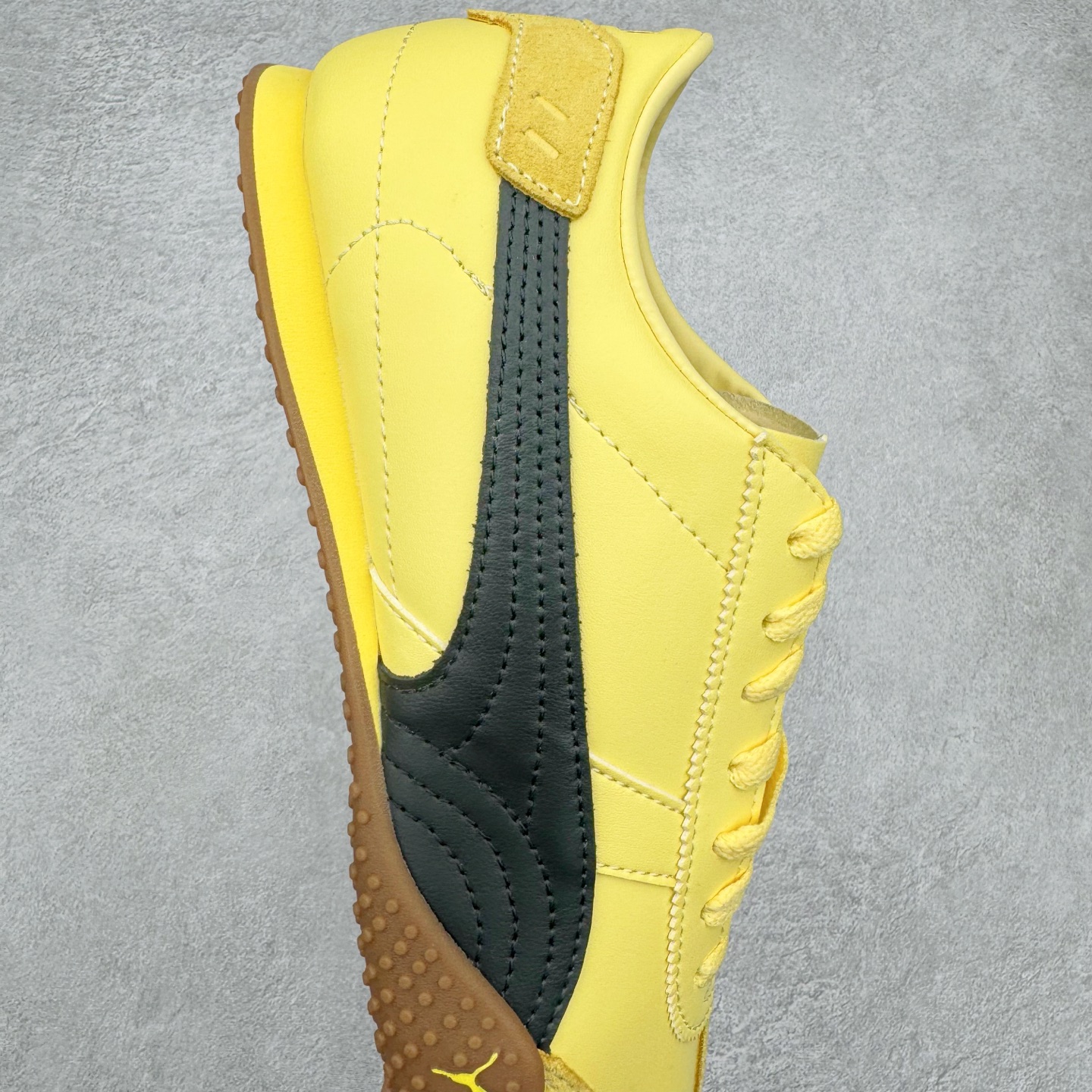 图片[6]-＃M纯原 PUMA Bella UT Low 彪马贝拉UT系列低帮薄底德训复古风经典百搭休闲慢跑鞋 继将 Speedcat OG 带回后，近日 Puma 再以品牌档案室的经典鞋型 Bella OG 为蓝本，推出契合时下薄底球鞋趋势的 Bella UT 鞋款。自 21 世纪初问世以来，Bella OG 鞋型以其独特的薄底设计和上翻外底设计收获了众多年轻拥趸，更是 PUMA DNA 中不可磨灭的经典。此番重新推出的 Bella UT 鞋款，整体鞋面采用上乘皮革材质，并延续 Formstrip 设计语言；鞋头处采用精致的包头设计，搭配麂皮材质提升质感；鞋底部分保留 Bella 鞋款标志性的薄底和点状橡胶外底，上翘的设计包裹鞋面；鞋舌与鞋跟分别点缀美洲狮 Logo 与品牌字母 Logo。值得一提的是，本次 Bella UT 鞋款搭载 SOFTFOAM+ 鞋垫，兼顾美学设计与穿着舒适度。而配色上则提供白、黄、蓝、银、粉五款颜色。尺码：36 37 37.5 38 39 39.5 40 40.5 41 42 42.5 43 44 44.5-选品中心