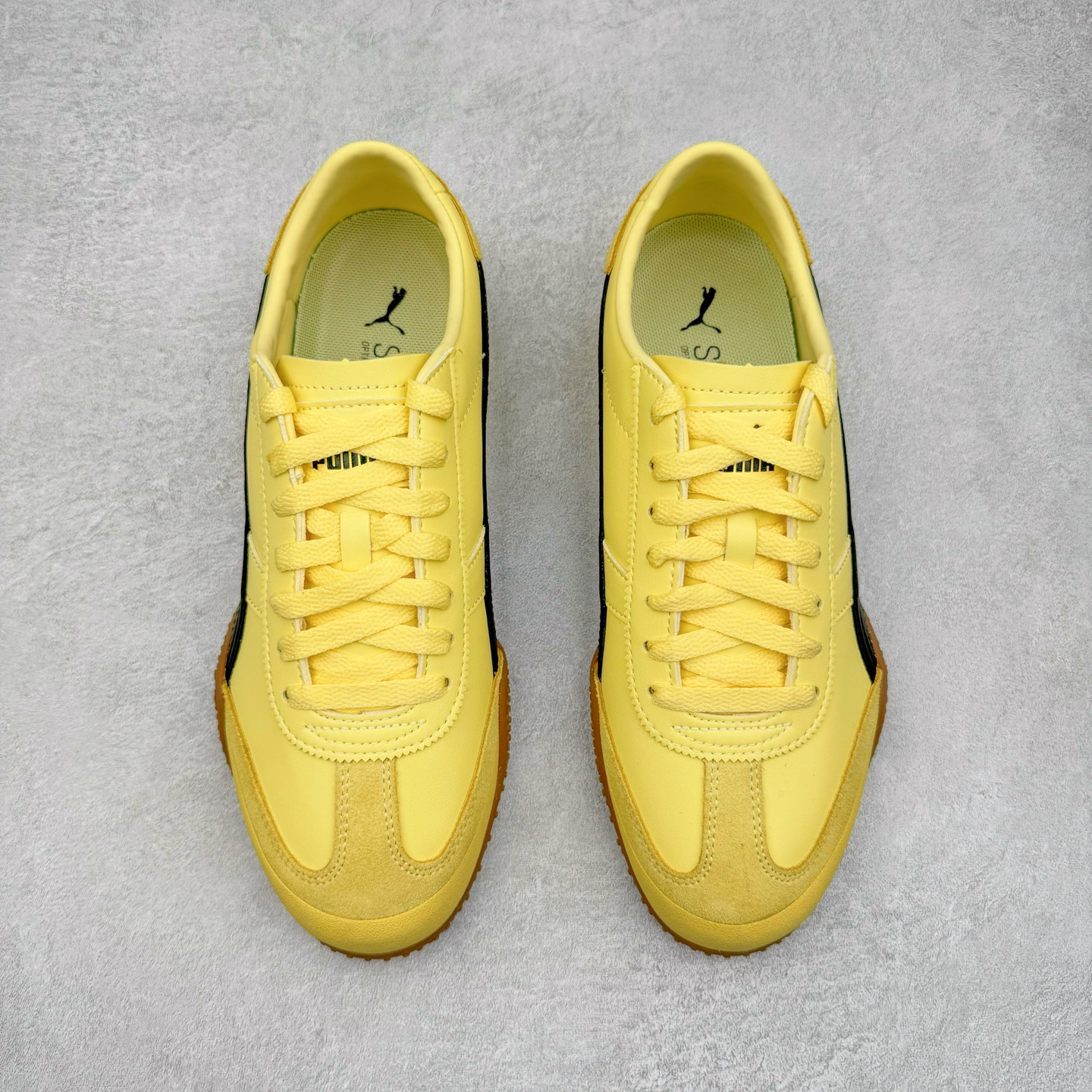 图片[2]-＃M纯原 PUMA Bella UT Low 彪马贝拉UT系列低帮薄底德训复古风经典百搭休闲慢跑鞋 继将 Speedcat OG 带回后，近日 Puma 再以品牌档案室的经典鞋型 Bella OG 为蓝本，推出契合时下薄底球鞋趋势的 Bella UT 鞋款。自 21 世纪初问世以来，Bella OG 鞋型以其独特的薄底设计和上翻外底设计收获了众多年轻拥趸，更是 PUMA DNA 中不可磨灭的经典。此番重新推出的 Bella UT 鞋款，整体鞋面采用上乘皮革材质，并延续 Formstrip 设计语言；鞋头处采用精致的包头设计，搭配麂皮材质提升质感；鞋底部分保留 Bella 鞋款标志性的薄底和点状橡胶外底，上翘的设计包裹鞋面；鞋舌与鞋跟分别点缀美洲狮 Logo 与品牌字母 Logo。值得一提的是，本次 Bella UT 鞋款搭载 SOFTFOAM+ 鞋垫，兼顾美学设计与穿着舒适度。而配色上则提供白、黄、蓝、银、粉五款颜色。尺码：36 37 37.5 38 39 39.5 40 40.5 41 42 42.5 43 44 44.5-选品中心