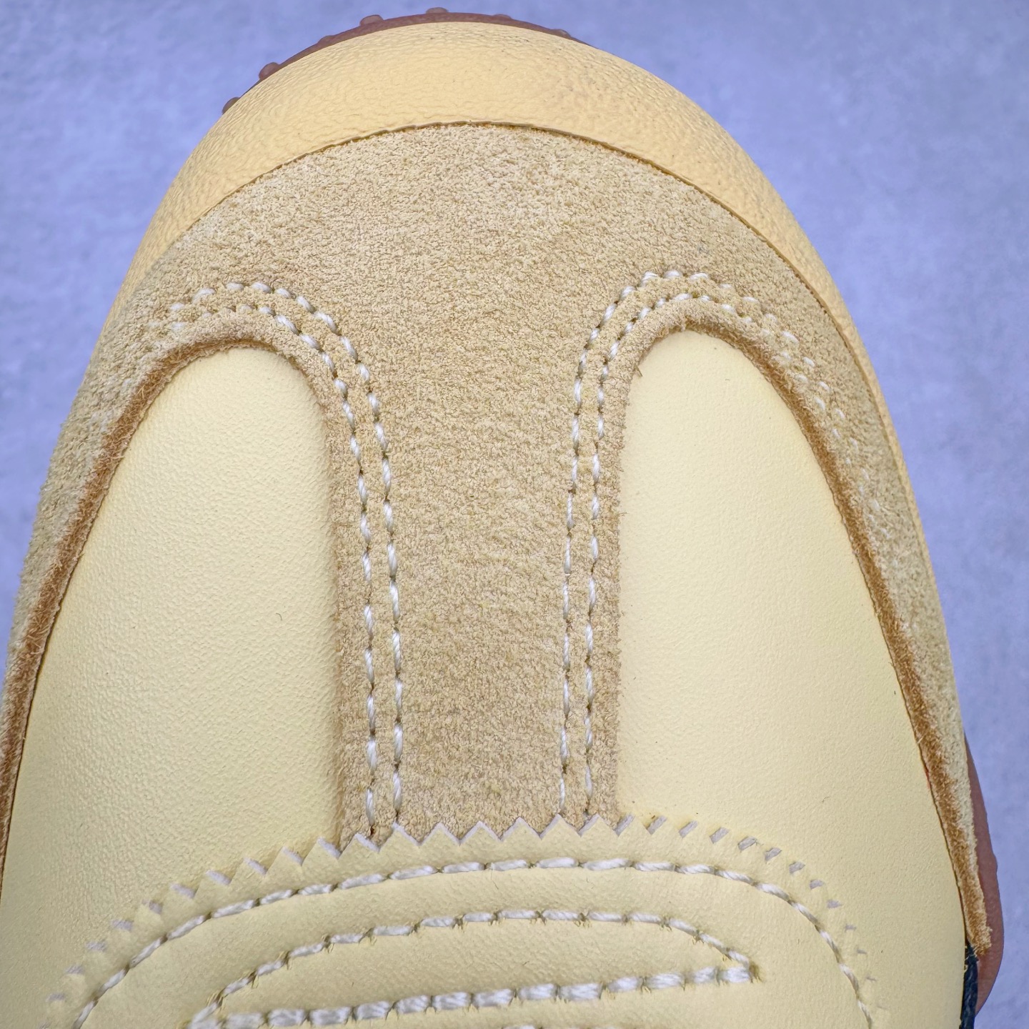 图片[15]-＃M纯原 PUMA Bella UT Low 彪马贝拉UT系列低帮薄底德训复古风经典百搭休闲慢跑鞋 继将 Speedcat OG 带回后，近日 Puma 再以品牌档案室的经典鞋型 Bella OG 为蓝本，推出契合时下薄底球鞋趋势的 Bella UT 鞋款。自 21 世纪初问世以来，Bella OG 鞋型以其独特的薄底设计和上翻外底设计收获了众多年轻拥趸，更是 PUMA DNA 中不可磨灭的经典。此番重新推出的 Bella UT 鞋款，整体鞋面采用上乘皮革材质，并延续 Formstrip 设计语言；鞋头处采用精致的包头设计，搭配麂皮材质提升质感；鞋底部分保留 Bella 鞋款标志性的薄底和点状橡胶外底，上翘的设计包裹鞋面；鞋舌与鞋跟分别点缀美洲狮 Logo 与品牌字母 Logo。值得一提的是，本次 Bella UT 鞋款搭载 SOFTFOAM+ 鞋垫，兼顾美学设计与穿着舒适度。而配色上则提供白、黄、蓝、银、粉五款颜色。尺码：36 37 37.5 38 39 39.5 40 40.5 41 42 42.5 43 44 44.5-选品中心