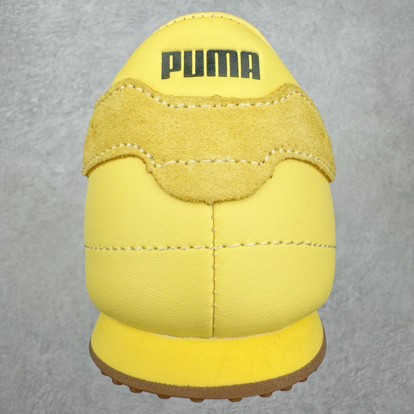 图片[8]-＃M纯原 PUMA Bella UT Low 彪马贝拉UT系列低帮薄底德训复古风经典百搭休闲慢跑鞋 继将 Speedcat OG 带回后，近日 Puma 再以品牌档案室的经典鞋型 Bella OG 为蓝本，推出契合时下薄底球鞋趋势的 Bella UT 鞋款。自 21 世纪初问世以来，Bella OG 鞋型以其独特的薄底设计和上翻外底设计收获了众多年轻拥趸，更是 PUMA DNA 中不可磨灭的经典。此番重新推出的 Bella UT 鞋款，整体鞋面采用上乘皮革材质，并延续 Formstrip 设计语言；鞋头处采用精致的包头设计，搭配麂皮材质提升质感；鞋底部分保留 Bella 鞋款标志性的薄底和点状橡胶外底，上翘的设计包裹鞋面；鞋舌与鞋跟分别点缀美洲狮 Logo 与品牌字母 Logo。值得一提的是，本次 Bella UT 鞋款搭载 SOFTFOAM+ 鞋垫，兼顾美学设计与穿着舒适度。而配色上则提供白、黄、蓝、银、粉五款颜色。尺码：36 37 37.5 38 39 39.5 40 40.5 41 42 42.5 43 44 44.5-选品中心