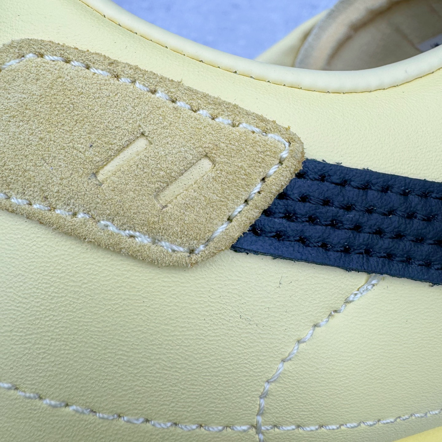 图片[17]-＃M纯原 PUMA Bella UT Low 彪马贝拉UT系列低帮薄底德训复古风经典百搭休闲慢跑鞋 继将 Speedcat OG 带回后，近日 Puma 再以品牌档案室的经典鞋型 Bella OG 为蓝本，推出契合时下薄底球鞋趋势的 Bella UT 鞋款。自 21 世纪初问世以来，Bella OG 鞋型以其独特的薄底设计和上翻外底设计收获了众多年轻拥趸，更是 PUMA DNA 中不可磨灭的经典。此番重新推出的 Bella UT 鞋款，整体鞋面采用上乘皮革材质，并延续 Formstrip 设计语言；鞋头处采用精致的包头设计，搭配麂皮材质提升质感；鞋底部分保留 Bella 鞋款标志性的薄底和点状橡胶外底，上翘的设计包裹鞋面；鞋舌与鞋跟分别点缀美洲狮 Logo 与品牌字母 Logo。值得一提的是，本次 Bella UT 鞋款搭载 SOFTFOAM+ 鞋垫，兼顾美学设计与穿着舒适度。而配色上则提供白、黄、蓝、银、粉五款颜色。尺码：36 37 37.5 38 39 39.5 40 40.5 41 42 42.5 43 44 44.5-选品中心