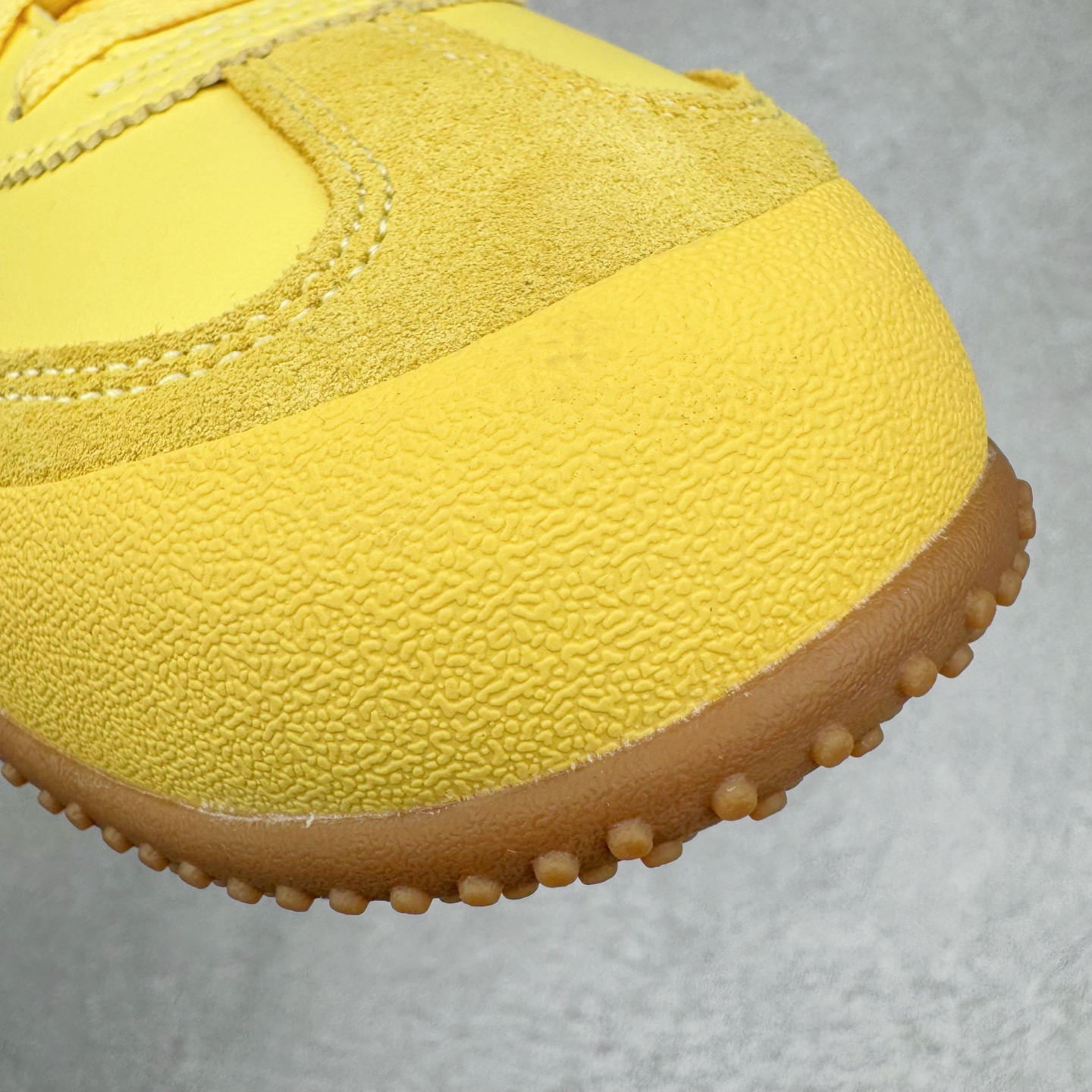 图片[14]-＃M纯原 PUMA Bella UT Low 彪马贝拉UT系列低帮薄底德训复古风经典百搭休闲慢跑鞋 继将 Speedcat OG 带回后，近日 Puma 再以品牌档案室的经典鞋型 Bella OG 为蓝本，推出契合时下薄底球鞋趋势的 Bella UT 鞋款。自 21 世纪初问世以来，Bella OG 鞋型以其独特的薄底设计和上翻外底设计收获了众多年轻拥趸，更是 PUMA DNA 中不可磨灭的经典。此番重新推出的 Bella UT 鞋款，整体鞋面采用上乘皮革材质，并延续 Formstrip 设计语言；鞋头处采用精致的包头设计，搭配麂皮材质提升质感；鞋底部分保留 Bella 鞋款标志性的薄底和点状橡胶外底，上翘的设计包裹鞋面；鞋舌与鞋跟分别点缀美洲狮 Logo 与品牌字母 Logo。值得一提的是，本次 Bella UT 鞋款搭载 SOFTFOAM+ 鞋垫，兼顾美学设计与穿着舒适度。而配色上则提供白、黄、蓝、银、粉五款颜色。尺码：36 37 37.5 38 39 39.5 40 40.5 41 42 42.5 43 44 44.5-选品中心