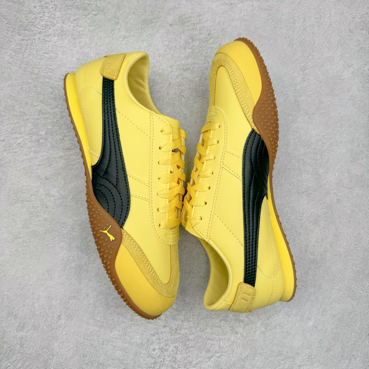 图片[3]-＃M纯原 PUMA Bella UT Low 彪马贝拉UT系列低帮薄底德训复古风经典百搭休闲慢跑鞋 继将 Speedcat OG 带回后，近日 Puma 再以品牌档案室的经典鞋型 Bella OG 为蓝本，推出契合时下薄底球鞋趋势的 Bella UT 鞋款。自 21 世纪初问世以来，Bella OG 鞋型以其独特的薄底设计和上翻外底设计收获了众多年轻拥趸，更是 PUMA DNA 中不可磨灭的经典。此番重新推出的 Bella UT 鞋款，整体鞋面采用上乘皮革材质，并延续 Formstrip 设计语言；鞋头处采用精致的包头设计，搭配麂皮材质提升质感；鞋底部分保留 Bella 鞋款标志性的薄底和点状橡胶外底，上翘的设计包裹鞋面；鞋舌与鞋跟分别点缀美洲狮 Logo 与品牌字母 Logo。值得一提的是，本次 Bella UT 鞋款搭载 SOFTFOAM+ 鞋垫，兼顾美学设计与穿着舒适度。而配色上则提供白、黄、蓝、银、粉五款颜色。尺码：36 37 37.5 38 39 39.5 40 40.5 41 42 42.5 43 44 44.5-选品中心