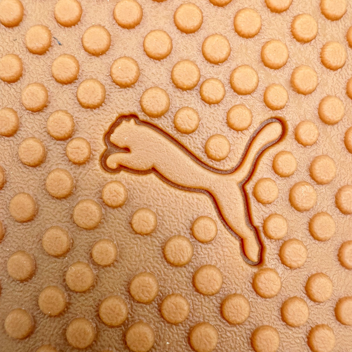 图片[20]-＃M纯原 PUMA Bella UT Low 彪马贝拉UT系列低帮薄底德训复古风经典百搭休闲慢跑鞋 继将 Speedcat OG 带回后，近日 Puma 再以品牌档案室的经典鞋型 Bella OG 为蓝本，推出契合时下薄底球鞋趋势的 Bella UT 鞋款。自 21 世纪初问世以来，Bella OG 鞋型以其独特的薄底设计和上翻外底设计收获了众多年轻拥趸，更是 PUMA DNA 中不可磨灭的经典。此番重新推出的 Bella UT 鞋款，整体鞋面采用上乘皮革材质，并延续 Formstrip 设计语言；鞋头处采用精致的包头设计，搭配麂皮材质提升质感；鞋底部分保留 Bella 鞋款标志性的薄底和点状橡胶外底，上翘的设计包裹鞋面；鞋舌与鞋跟分别点缀美洲狮 Logo 与品牌字母 Logo。值得一提的是，本次 Bella UT 鞋款搭载 SOFTFOAM+ 鞋垫，兼顾美学设计与穿着舒适度。而配色上则提供白、黄、蓝、银、粉五款颜色。尺码：36 37 37.5 38 39 39.5 40 40.5 41 42 42.5 43 44 44.5-选品中心