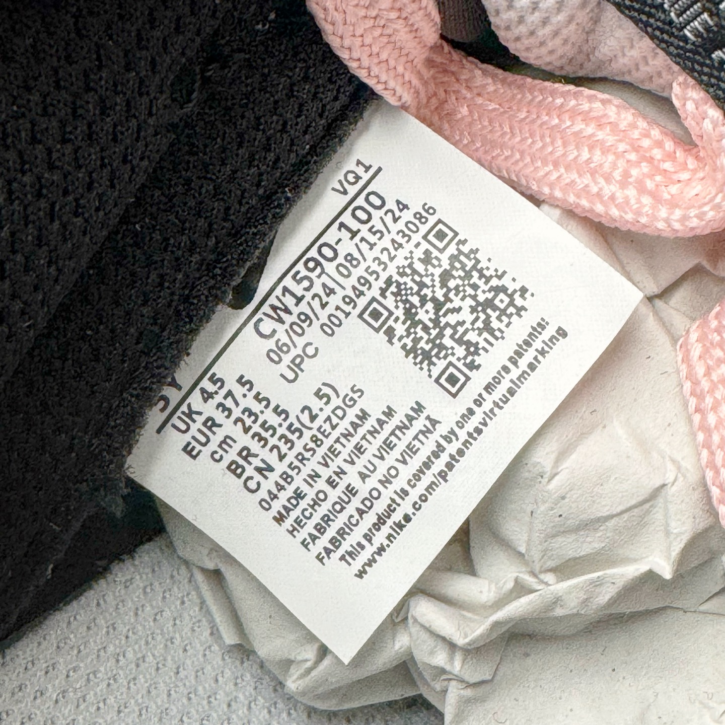 图片[12]-＃YC纯原 NK Dunk Low 莓果特调 CW1590-100 定制系列天花板 无原鞋不开发 全系列得物原鞋一比一校对开发 配色持续更新中 终端对接 优势输出 全套原厂楦头原纸板数据档案倾力打造 原汁原味莞产 极致还原 圈内最强针车工艺 高端零售指定版 广东原厂配套原盒原标 鞋盒分三个尺码段 原厂冲刀 超高清洁度 全鞋零毛边皮料切割 采用原厂百宏鞋带以及原厂百宏织唛舌标 内标可供原厂几率过验 进口原装条纹中底布 四线拉帮白色点胶 原厂拉帮手法遵循公司 原厂电绣 极致还原 尺码：35.5 36 36.5 37.5 38 38.5 39 40-选品中心