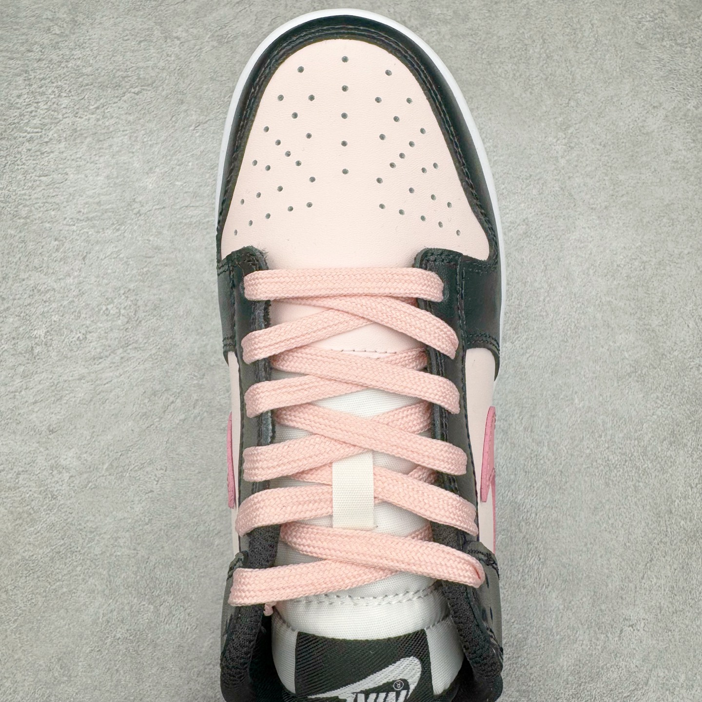 图片[4]-＃YC纯原 NK Dunk Low 莓果特调 CW1590-100 定制系列天花板 无原鞋不开发 全系列得物原鞋一比一校对开发 配色持续更新中 终端对接 优势输出 全套原厂楦头原纸板数据档案倾力打造 原汁原味莞产 极致还原 圈内最强针车工艺 高端零售指定版 广东原厂配套原盒原标 鞋盒分三个尺码段 原厂冲刀 超高清洁度 全鞋零毛边皮料切割 采用原厂百宏鞋带以及原厂百宏织唛舌标 内标可供原厂几率过验 进口原装条纹中底布 四线拉帮白色点胶 原厂拉帮手法遵循公司 原厂电绣 极致还原 尺码：35.5 36 36.5 37.5 38 38.5 39 40-选品中心