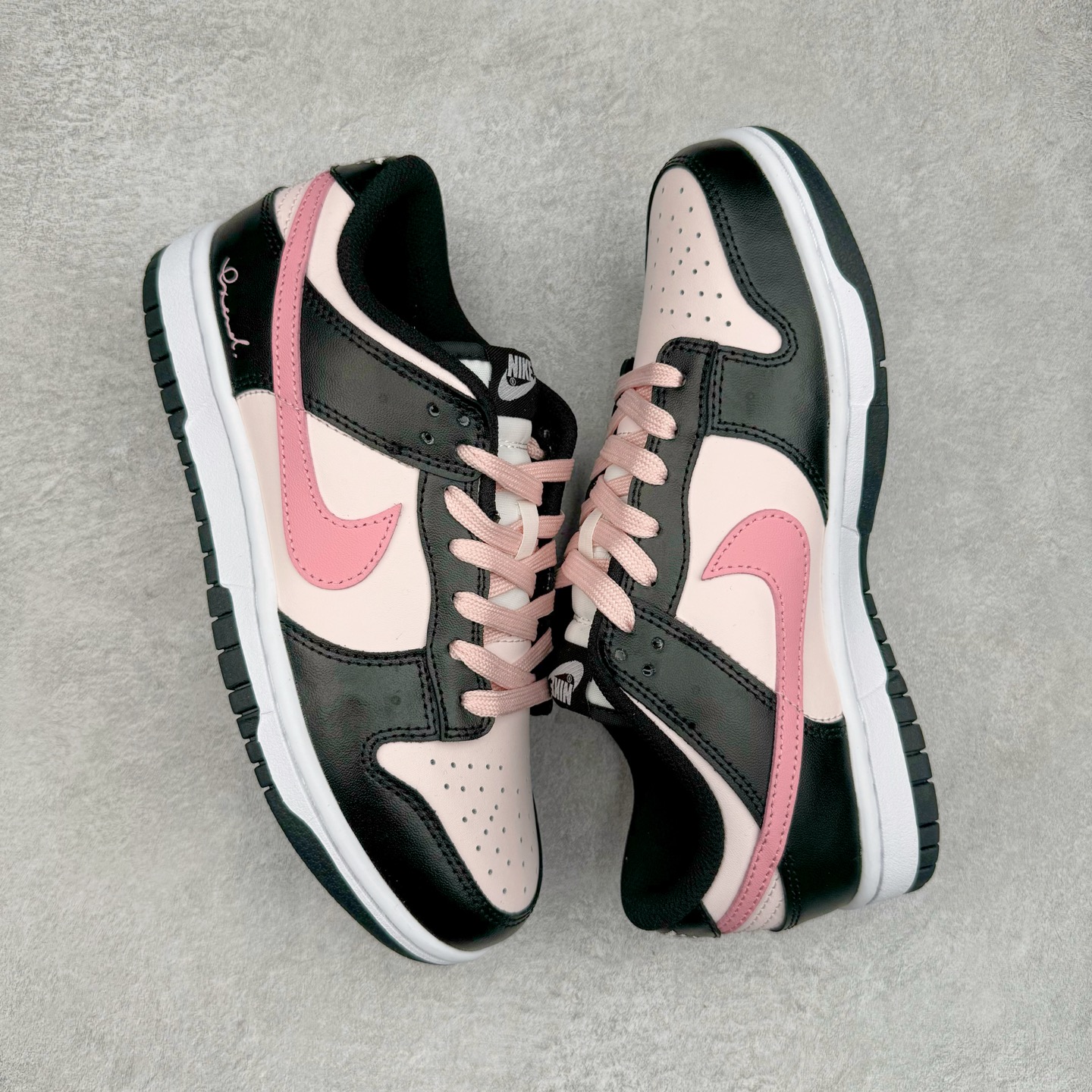 图片[3]-＃YC纯原 NK Dunk Low 莓果特调 CW1590-100 定制系列天花板 无原鞋不开发 全系列得物原鞋一比一校对开发 配色持续更新中 终端对接 优势输出 全套原厂楦头原纸板数据档案倾力打造 原汁原味莞产 极致还原 圈内最强针车工艺 高端零售指定版 广东原厂配套原盒原标 鞋盒分三个尺码段 原厂冲刀 超高清洁度 全鞋零毛边皮料切割 采用原厂百宏鞋带以及原厂百宏织唛舌标 内标可供原厂几率过验 进口原装条纹中底布 四线拉帮白色点胶 原厂拉帮手法遵循公司 原厂电绣 极致还原 尺码：35.5 36 36.5 37.5 38 38.5 39 40-选品中心