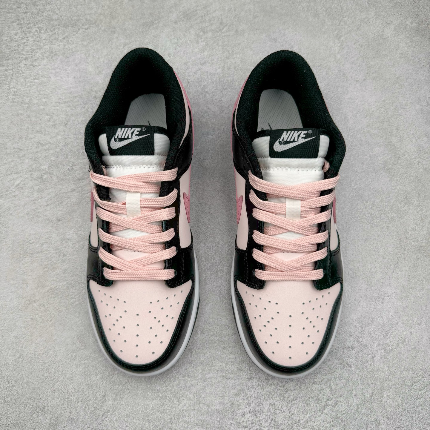 图片[2]-＃YC纯原 NK Dunk Low 莓果特调 CW1590-100 定制系列天花板 无原鞋不开发 全系列得物原鞋一比一校对开发 配色持续更新中 终端对接 优势输出 全套原厂楦头原纸板数据档案倾力打造 原汁原味莞产 极致还原 圈内最强针车工艺 高端零售指定版 广东原厂配套原盒原标 鞋盒分三个尺码段 原厂冲刀 超高清洁度 全鞋零毛边皮料切割 采用原厂百宏鞋带以及原厂百宏织唛舌标 内标可供原厂几率过验 进口原装条纹中底布 四线拉帮白色点胶 原厂拉帮手法遵循公司 原厂电绣 极致还原 尺码：35.5 36 36.5 37.5 38 38.5 39 40-选品中心