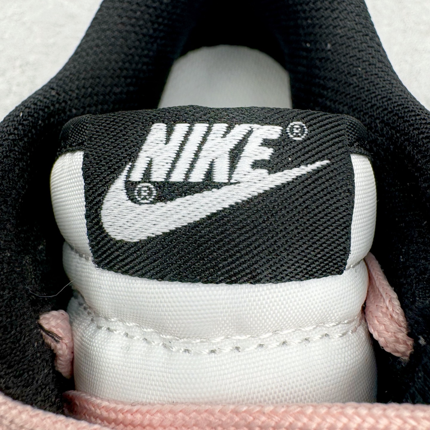 图片[14]-＃YC纯原 NK Dunk Low 莓果特调 CW1590-100 定制系列天花板 无原鞋不开发 全系列得物原鞋一比一校对开发 配色持续更新中 终端对接 优势输出 全套原厂楦头原纸板数据档案倾力打造 原汁原味莞产 极致还原 圈内最强针车工艺 高端零售指定版 广东原厂配套原盒原标 鞋盒分三个尺码段 原厂冲刀 超高清洁度 全鞋零毛边皮料切割 采用原厂百宏鞋带以及原厂百宏织唛舌标 内标可供原厂几率过验 进口原装条纹中底布 四线拉帮白色点胶 原厂拉帮手法遵循公司 原厂电绣 极致还原 尺码：35.5 36 36.5 37.5 38 38.5 39 40-选品中心