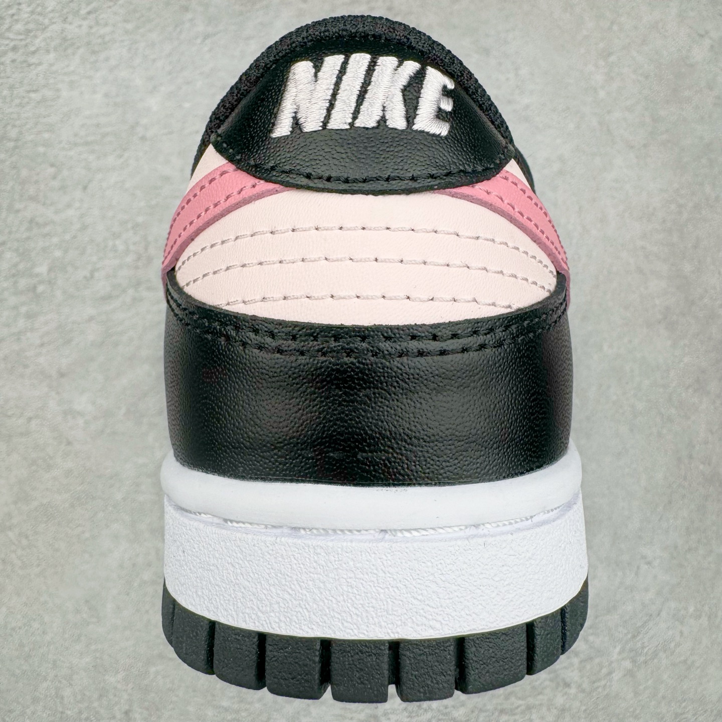 图片[8]-＃YC纯原 NK Dunk Low 莓果特调 CW1590-100 定制系列天花板 无原鞋不开发 全系列得物原鞋一比一校对开发 配色持续更新中 终端对接 优势输出 全套原厂楦头原纸板数据档案倾力打造 原汁原味莞产 极致还原 圈内最强针车工艺 高端零售指定版 广东原厂配套原盒原标 鞋盒分三个尺码段 原厂冲刀 超高清洁度 全鞋零毛边皮料切割 采用原厂百宏鞋带以及原厂百宏织唛舌标 内标可供原厂几率过验 进口原装条纹中底布 四线拉帮白色点胶 原厂拉帮手法遵循公司 原厂电绣 极致还原 尺码：35.5 36 36.5 37.5 38 38.5 39 40-选品中心