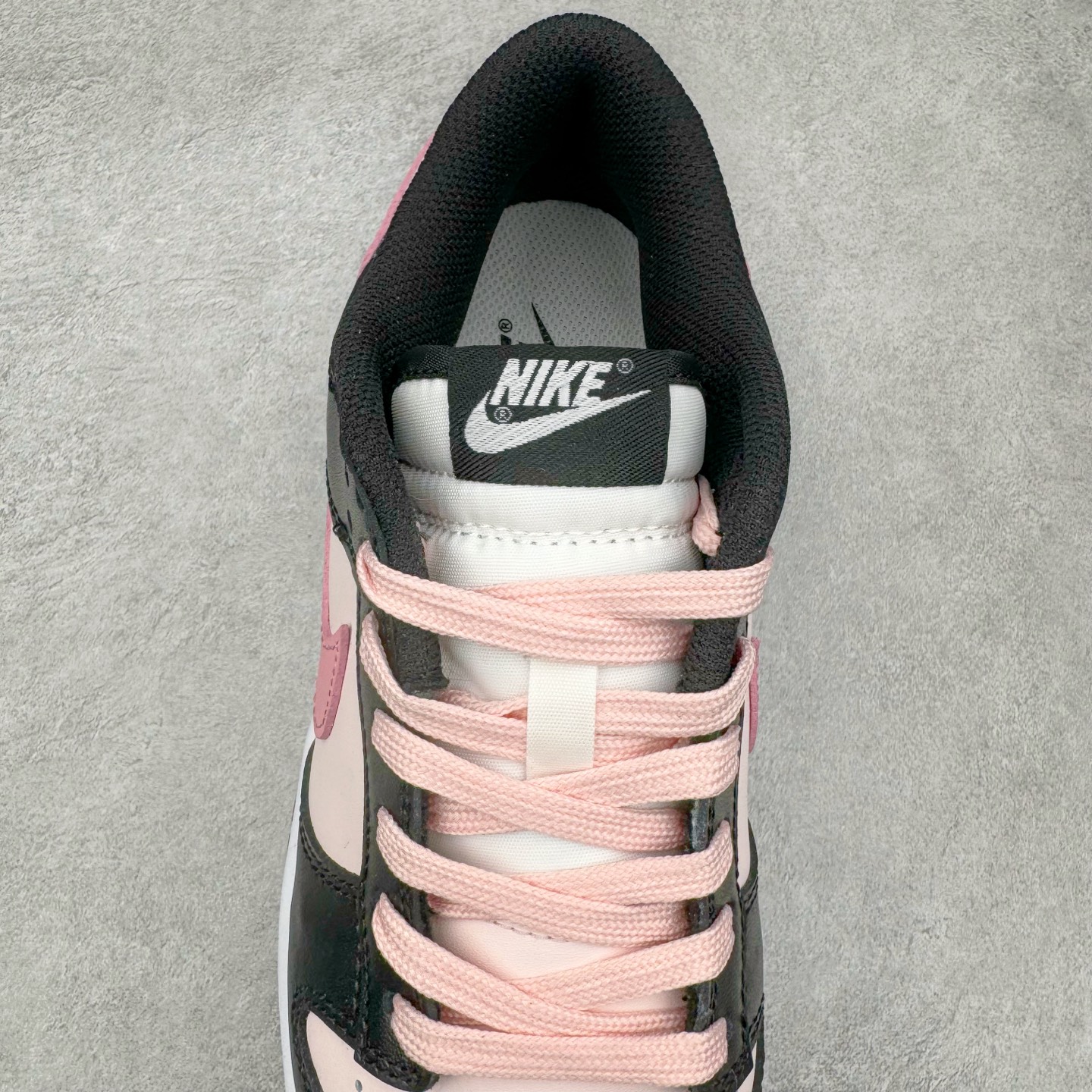 图片[5]-＃YC纯原 NK Dunk Low 莓果特调 CW1590-100 定制系列天花板 无原鞋不开发 全系列得物原鞋一比一校对开发 配色持续更新中 终端对接 优势输出 全套原厂楦头原纸板数据档案倾力打造 原汁原味莞产 极致还原 圈内最强针车工艺 高端零售指定版 广东原厂配套原盒原标 鞋盒分三个尺码段 原厂冲刀 超高清洁度 全鞋零毛边皮料切割 采用原厂百宏鞋带以及原厂百宏织唛舌标 内标可供原厂几率过验 进口原装条纹中底布 四线拉帮白色点胶 原厂拉帮手法遵循公司 原厂电绣 极致还原 尺码：35.5 36 36.5 37.5 38 38.5 39 40-选品中心