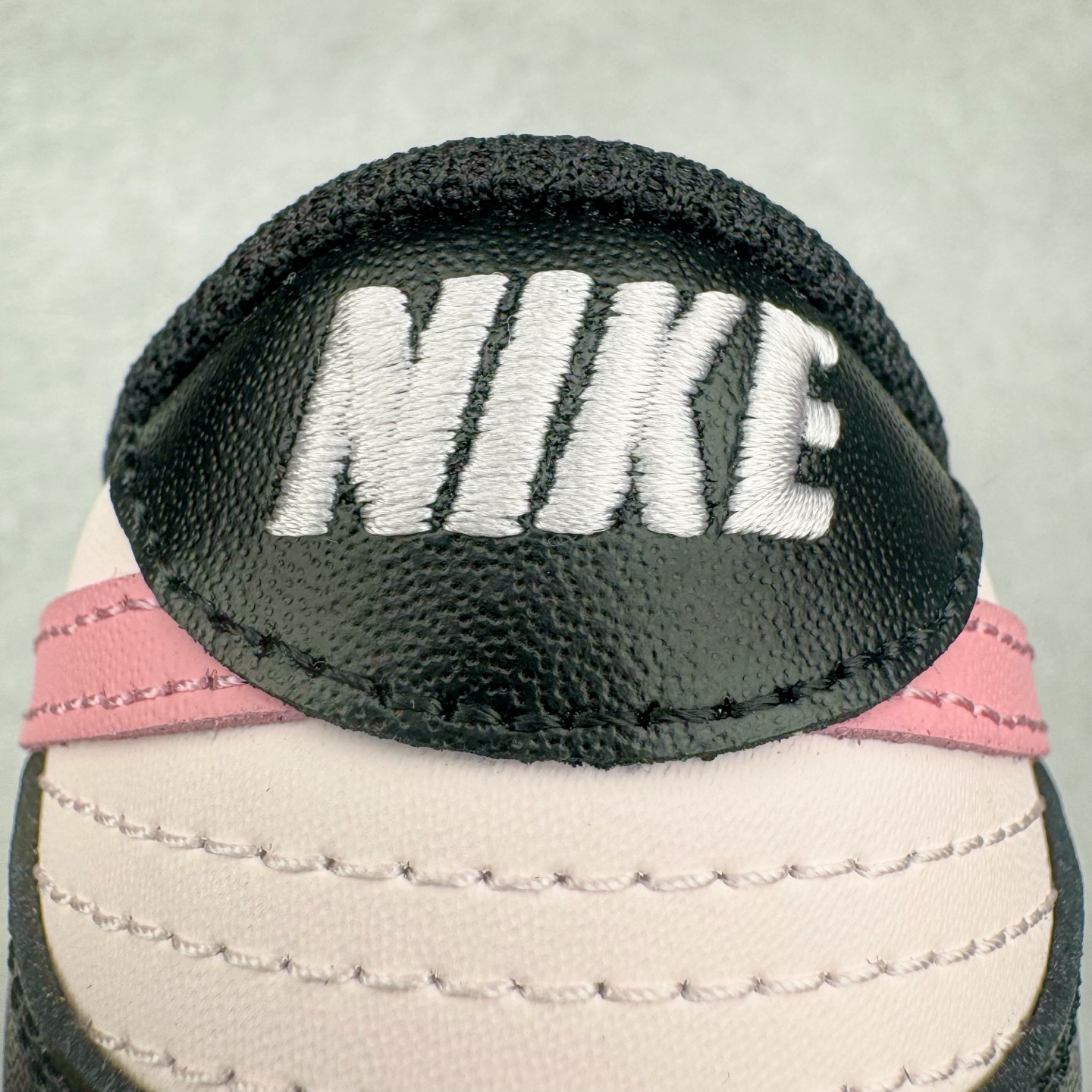 图片[16]-＃YC纯原 NK Dunk Low 莓果特调 CW1590-100 定制系列天花板 无原鞋不开发 全系列得物原鞋一比一校对开发 配色持续更新中 终端对接 优势输出 全套原厂楦头原纸板数据档案倾力打造 原汁原味莞产 极致还原 圈内最强针车工艺 高端零售指定版 广东原厂配套原盒原标 鞋盒分三个尺码段 原厂冲刀 超高清洁度 全鞋零毛边皮料切割 采用原厂百宏鞋带以及原厂百宏织唛舌标 内标可供原厂几率过验 进口原装条纹中底布 四线拉帮白色点胶 原厂拉帮手法遵循公司 原厂电绣 极致还原 尺码：35.5 36 36.5 37.5 38 38.5 39 40-选品中心