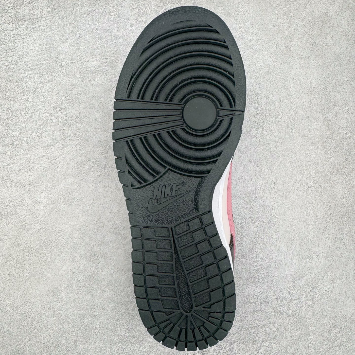 图片[9]-＃YC纯原 NK Dunk Low 莓果特调 CW1590-100 定制系列天花板 无原鞋不开发 全系列得物原鞋一比一校对开发 配色持续更新中 终端对接 优势输出 全套原厂楦头原纸板数据档案倾力打造 原汁原味莞产 极致还原 圈内最强针车工艺 高端零售指定版 广东原厂配套原盒原标 鞋盒分三个尺码段 原厂冲刀 超高清洁度 全鞋零毛边皮料切割 采用原厂百宏鞋带以及原厂百宏织唛舌标 内标可供原厂几率过验 进口原装条纹中底布 四线拉帮白色点胶 原厂拉帮手法遵循公司 原厂电绣 极致还原 尺码：35.5 36 36.5 37.5 38 38.5 39 40-选品中心