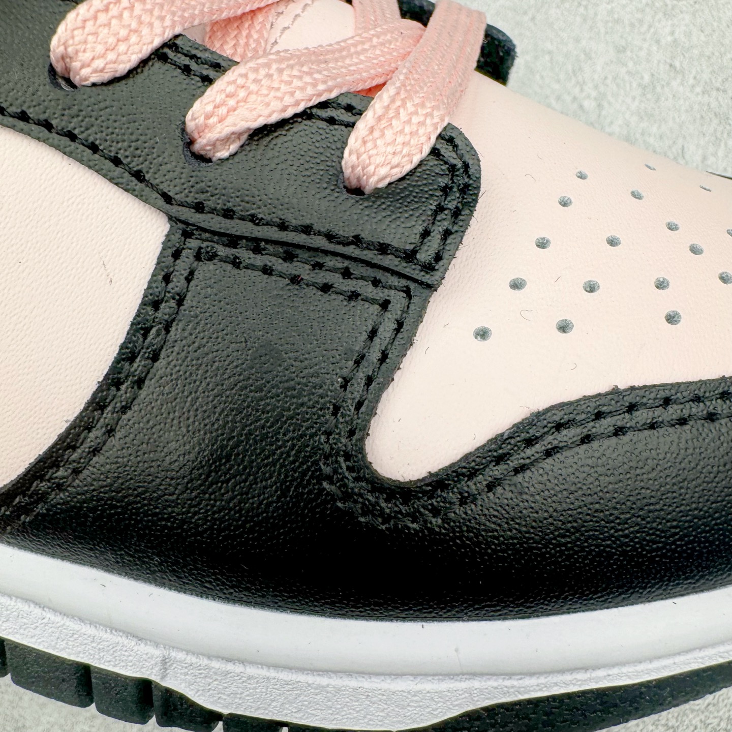 图片[17]-＃YC纯原 NK Dunk Low 莓果特调 CW1590-100 定制系列天花板 无原鞋不开发 全系列得物原鞋一比一校对开发 配色持续更新中 终端对接 优势输出 全套原厂楦头原纸板数据档案倾力打造 原汁原味莞产 极致还原 圈内最强针车工艺 高端零售指定版 广东原厂配套原盒原标 鞋盒分三个尺码段 原厂冲刀 超高清洁度 全鞋零毛边皮料切割 采用原厂百宏鞋带以及原厂百宏织唛舌标 内标可供原厂几率过验 进口原装条纹中底布 四线拉帮白色点胶 原厂拉帮手法遵循公司 原厂电绣 极致还原 尺码：35.5 36 36.5 37.5 38 38.5 39 40-选品中心