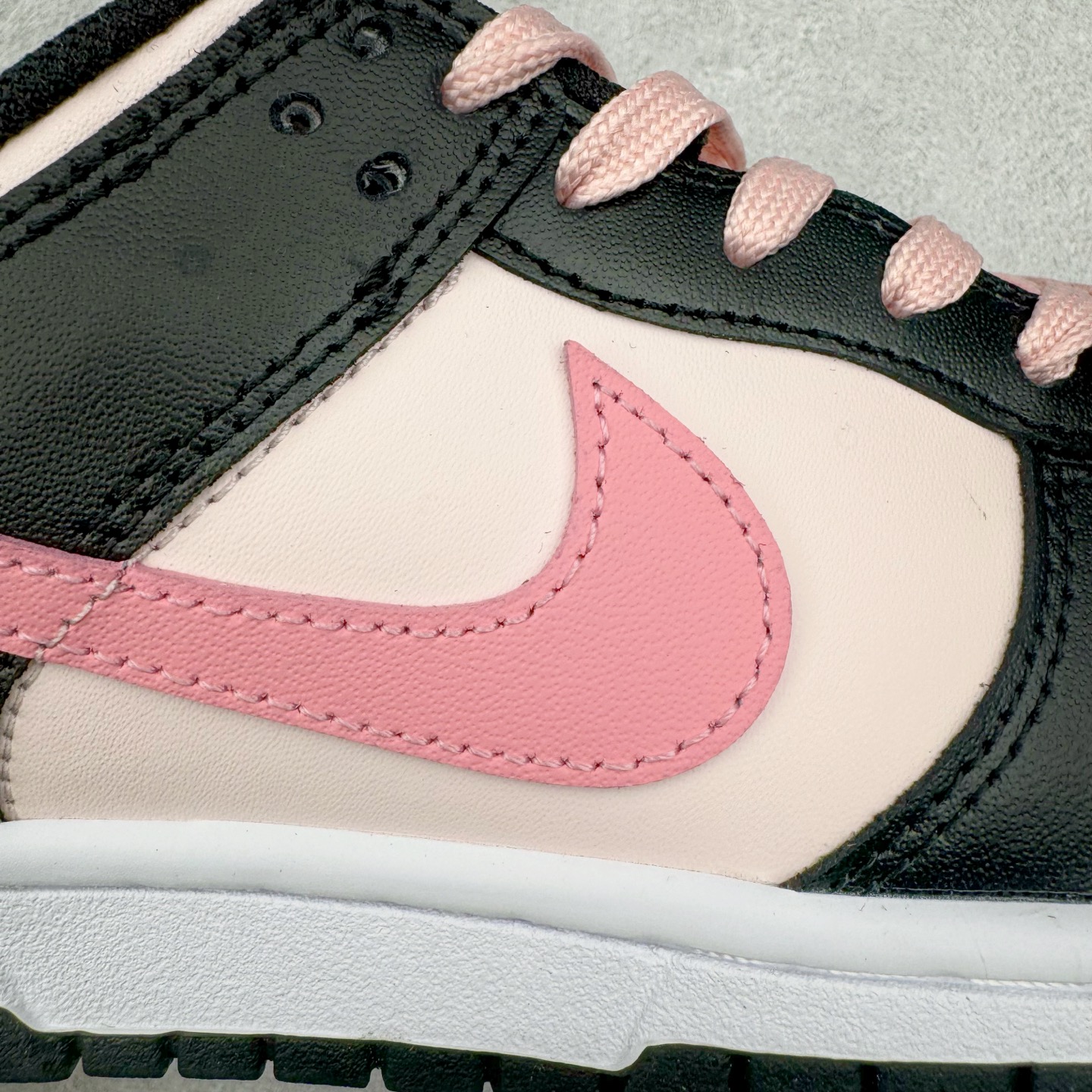 图片[19]-＃YC纯原 NK Dunk Low 莓果特调 CW1590-100 定制系列天花板 无原鞋不开发 全系列得物原鞋一比一校对开发 配色持续更新中 终端对接 优势输出 全套原厂楦头原纸板数据档案倾力打造 原汁原味莞产 极致还原 圈内最强针车工艺 高端零售指定版 广东原厂配套原盒原标 鞋盒分三个尺码段 原厂冲刀 超高清洁度 全鞋零毛边皮料切割 采用原厂百宏鞋带以及原厂百宏织唛舌标 内标可供原厂几率过验 进口原装条纹中底布 四线拉帮白色点胶 原厂拉帮手法遵循公司 原厂电绣 极致还原 尺码：35.5 36 36.5 37.5 38 38.5 39 40-选品中心