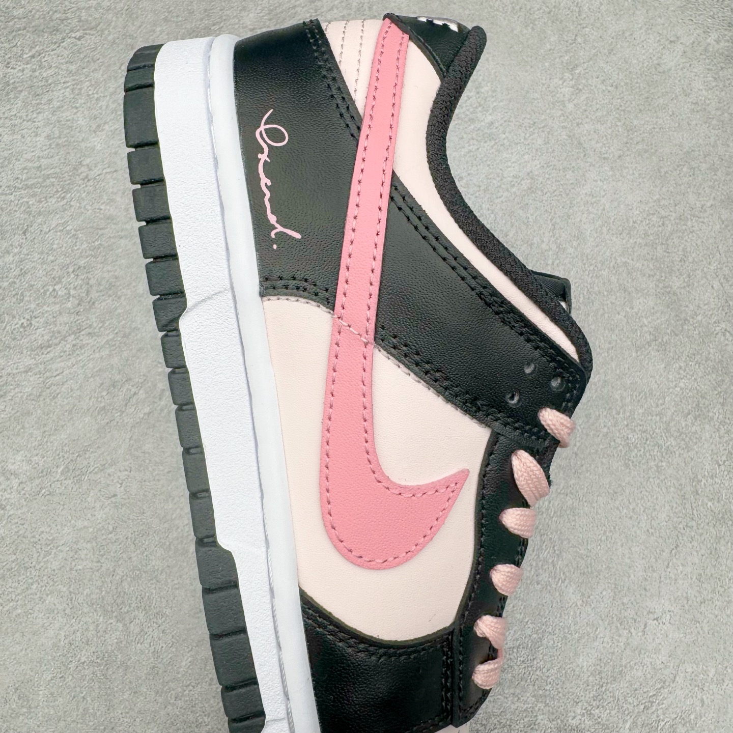 图片[6]-＃YC纯原 NK Dunk Low 莓果特调 CW1590-100 定制系列天花板 无原鞋不开发 全系列得物原鞋一比一校对开发 配色持续更新中 终端对接 优势输出 全套原厂楦头原纸板数据档案倾力打造 原汁原味莞产 极致还原 圈内最强针车工艺 高端零售指定版 广东原厂配套原盒原标 鞋盒分三个尺码段 原厂冲刀 超高清洁度 全鞋零毛边皮料切割 采用原厂百宏鞋带以及原厂百宏织唛舌标 内标可供原厂几率过验 进口原装条纹中底布 四线拉帮白色点胶 原厂拉帮手法遵循公司 原厂电绣 极致还原 尺码：35.5 36 36.5 37.5 38 38.5 39 40-选品中心