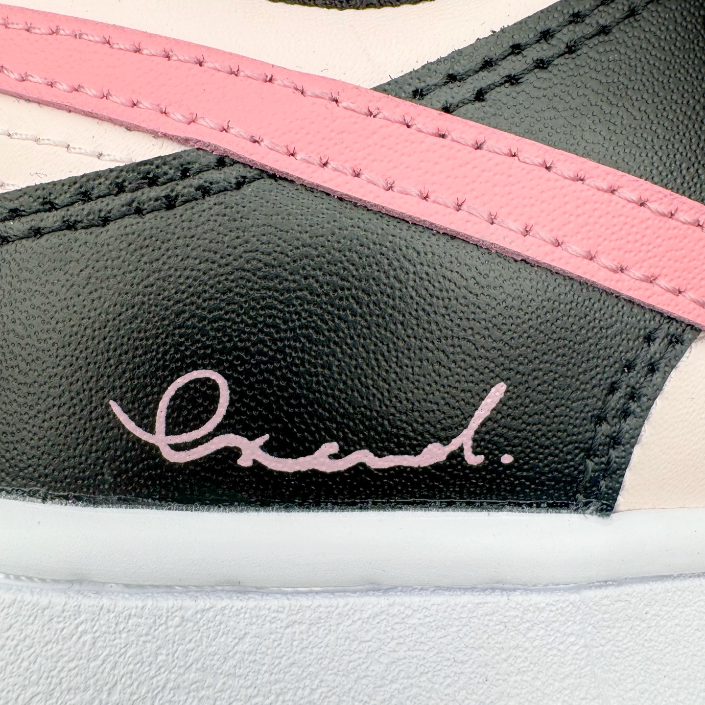 图片[18]-＃YC纯原 NK Dunk Low 莓果特调 CW1590-100 定制系列天花板 无原鞋不开发 全系列得物原鞋一比一校对开发 配色持续更新中 终端对接 优势输出 全套原厂楦头原纸板数据档案倾力打造 原汁原味莞产 极致还原 圈内最强针车工艺 高端零售指定版 广东原厂配套原盒原标 鞋盒分三个尺码段 原厂冲刀 超高清洁度 全鞋零毛边皮料切割 采用原厂百宏鞋带以及原厂百宏织唛舌标 内标可供原厂几率过验 进口原装条纹中底布 四线拉帮白色点胶 原厂拉帮手法遵循公司 原厂电绣 极致还原 尺码：35.5 36 36.5 37.5 38 38.5 39 40-选品中心