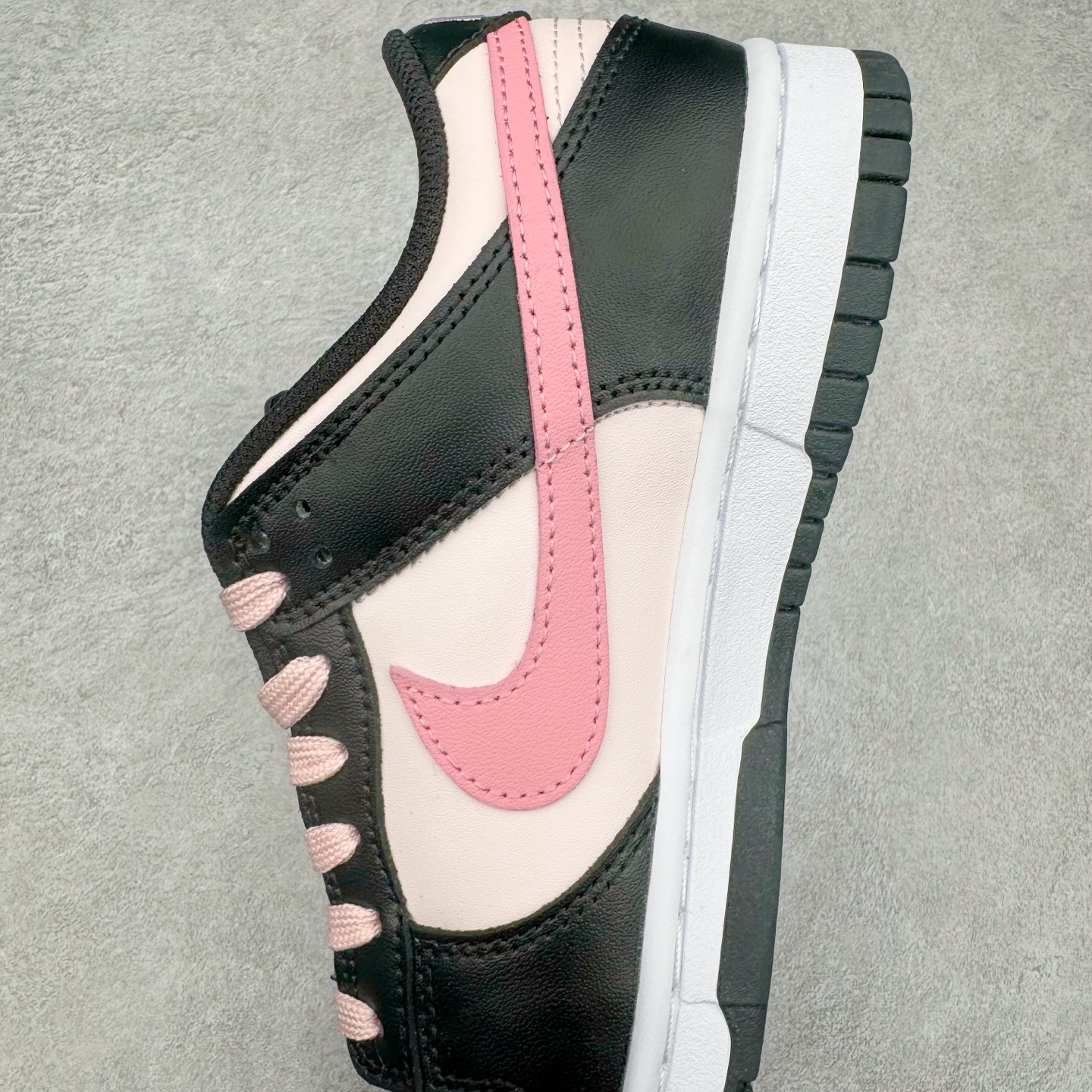 图片[7]-＃YC纯原 NK Dunk Low 莓果特调 CW1590-100 定制系列天花板 无原鞋不开发 全系列得物原鞋一比一校对开发 配色持续更新中 终端对接 优势输出 全套原厂楦头原纸板数据档案倾力打造 原汁原味莞产 极致还原 圈内最强针车工艺 高端零售指定版 广东原厂配套原盒原标 鞋盒分三个尺码段 原厂冲刀 超高清洁度 全鞋零毛边皮料切割 采用原厂百宏鞋带以及原厂百宏织唛舌标 内标可供原厂几率过验 进口原装条纹中底布 四线拉帮白色点胶 原厂拉帮手法遵循公司 原厂电绣 极致还原 尺码：35.5 36 36.5 37.5 38 38.5 39 40-选品中心