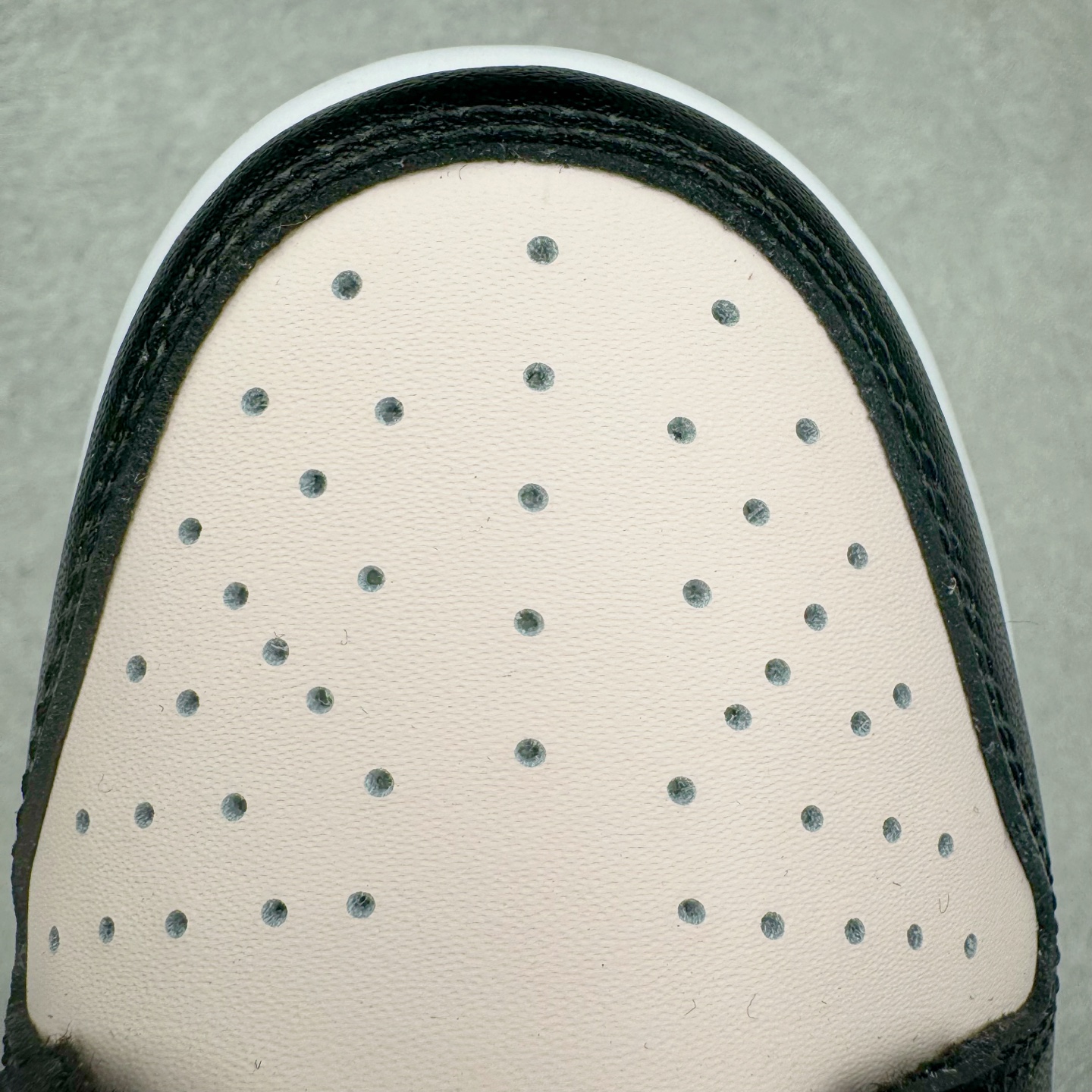 图片[15]-＃YC纯原 NK Dunk Low 莓果特调 CW1590-100 定制系列天花板 无原鞋不开发 全系列得物原鞋一比一校对开发 配色持续更新中 终端对接 优势输出 全套原厂楦头原纸板数据档案倾力打造 原汁原味莞产 极致还原 圈内最强针车工艺 高端零售指定版 广东原厂配套原盒原标 鞋盒分三个尺码段 原厂冲刀 超高清洁度 全鞋零毛边皮料切割 采用原厂百宏鞋带以及原厂百宏织唛舌标 内标可供原厂几率过验 进口原装条纹中底布 四线拉帮白色点胶 原厂拉帮手法遵循公司 原厂电绣 极致还原 尺码：35.5 36 36.5 37.5 38 38.5 39 40-选品中心