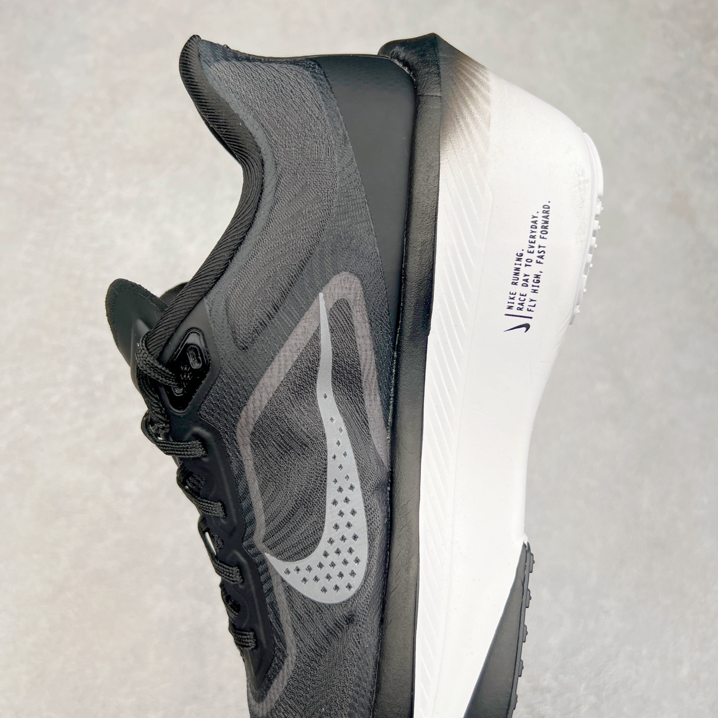 图片[7]-NK ZoomX Invincible Run Flyknit 6 轻量跑鞋 飞织低帮休闲运动慢跑鞋 厚底增高 老爹鞋 此鞋专为短跑运动员而生 是为 5 至 10 公里距离的赛事和训练打造 整体设计采用流线型的轻质工程网眼材质构成鞋面 并与其他 Running 旗舰鞋款同样搭载全脚掌 ZoomX 缓冲中底 搭配 Pebax 物料与橡胶外底 ZoomX StreakFly 首发配色以Prototype呈现 其灵感是来自开发期间的磨损测试 透过编号的标记与内侧的预期跑步距离突出研发过程 货号： FN8454-001 尺码：36 36.5 37.5 38 38.5 39 40 40.5 41 42 42.5 43 44 45-选品中心