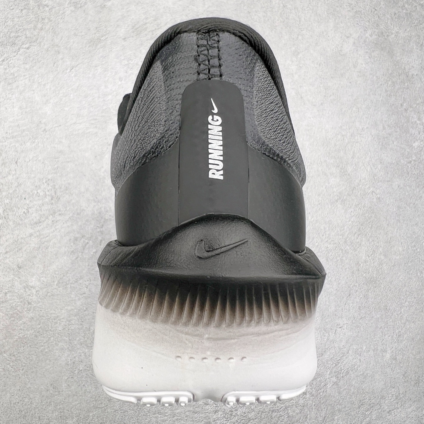 图片[8]-NK ZoomX Invincible Run Flyknit 6 轻量跑鞋 飞织低帮休闲运动慢跑鞋 厚底增高 老爹鞋 此鞋专为短跑运动员而生 是为 5 至 10 公里距离的赛事和训练打造 整体设计采用流线型的轻质工程网眼材质构成鞋面 并与其他 Running 旗舰鞋款同样搭载全脚掌 ZoomX 缓冲中底 搭配 Pebax 物料与橡胶外底 ZoomX StreakFly 首发配色以Prototype呈现 其灵感是来自开发期间的磨损测试 透过编号的标记与内侧的预期跑步距离突出研发过程 货号： FN8454-001 尺码：36 36.5 37.5 38 38.5 39 40 40.5 41 42 42.5 43 44 45-选品中心