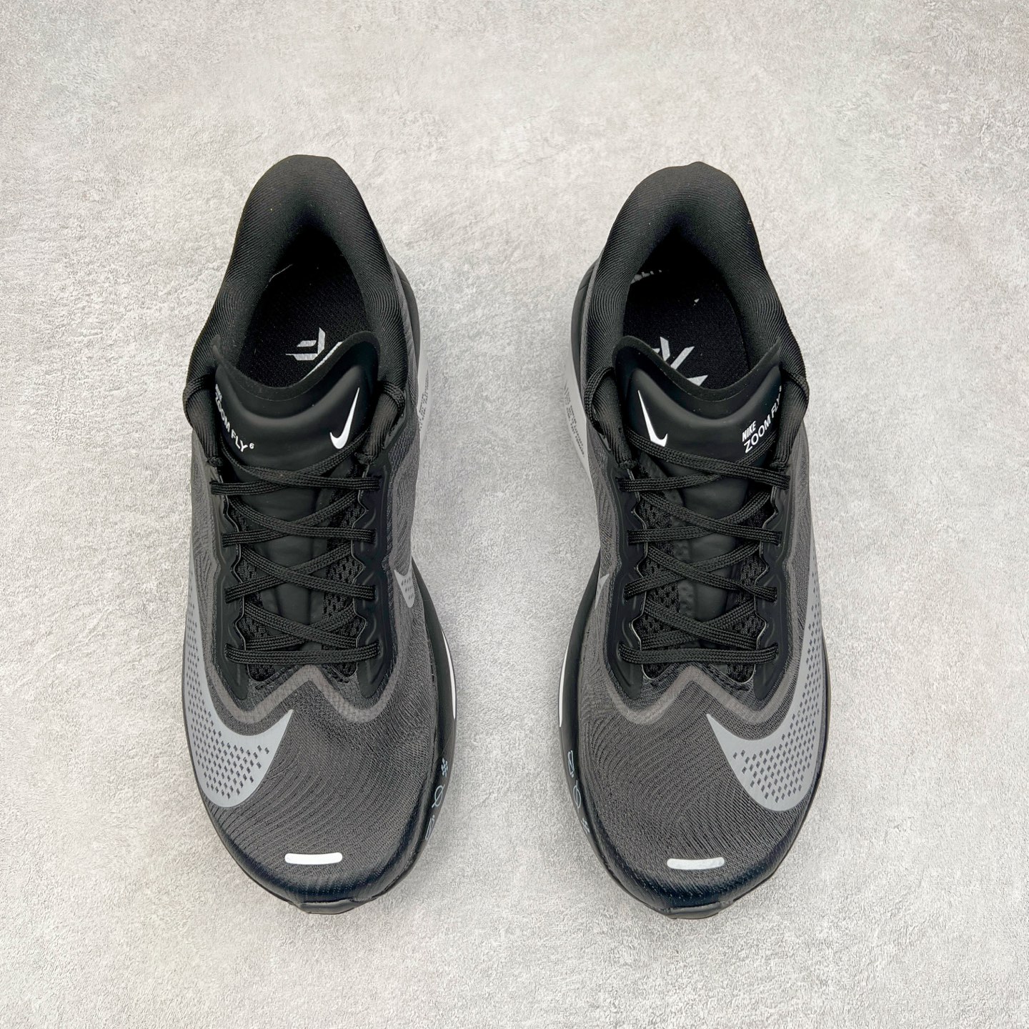 图片[2]-NK ZoomX Invincible Run Flyknit 6 轻量跑鞋 飞织低帮休闲运动慢跑鞋 厚底增高 老爹鞋 此鞋专为短跑运动员而生 是为 5 至 10 公里距离的赛事和训练打造 整体设计采用流线型的轻质工程网眼材质构成鞋面 并与其他 Running 旗舰鞋款同样搭载全脚掌 ZoomX 缓冲中底 搭配 Pebax 物料与橡胶外底 ZoomX StreakFly 首发配色以Prototype呈现 其灵感是来自开发期间的磨损测试 透过编号的标记与内侧的预期跑步距离突出研发过程 货号： FN8454-001 尺码：36 36.5 37.5 38 38.5 39 40 40.5 41 42 42.5 43 44 45-选品中心