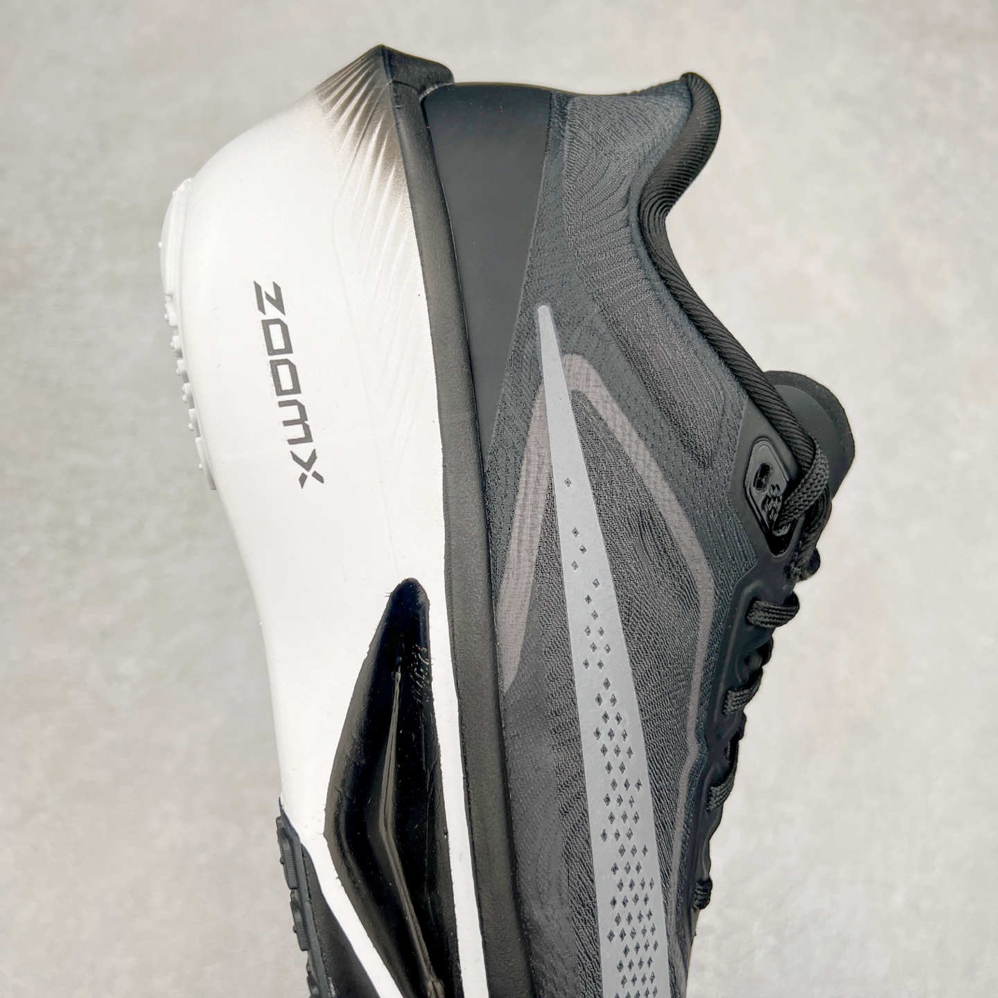 图片[6]-NK ZoomX Invincible Run Flyknit 6 轻量跑鞋 飞织低帮休闲运动慢跑鞋 厚底增高 老爹鞋 此鞋专为短跑运动员而生 是为 5 至 10 公里距离的赛事和训练打造 整体设计采用流线型的轻质工程网眼材质构成鞋面 并与其他 Running 旗舰鞋款同样搭载全脚掌 ZoomX 缓冲中底 搭配 Pebax 物料与橡胶外底 ZoomX StreakFly 首发配色以Prototype呈现 其灵感是来自开发期间的磨损测试 透过编号的标记与内侧的预期跑步距离突出研发过程 货号： FN8454-001 尺码：36 36.5 37.5 38 38.5 39 40 40.5 41 42 42.5 43 44 45-选品中心