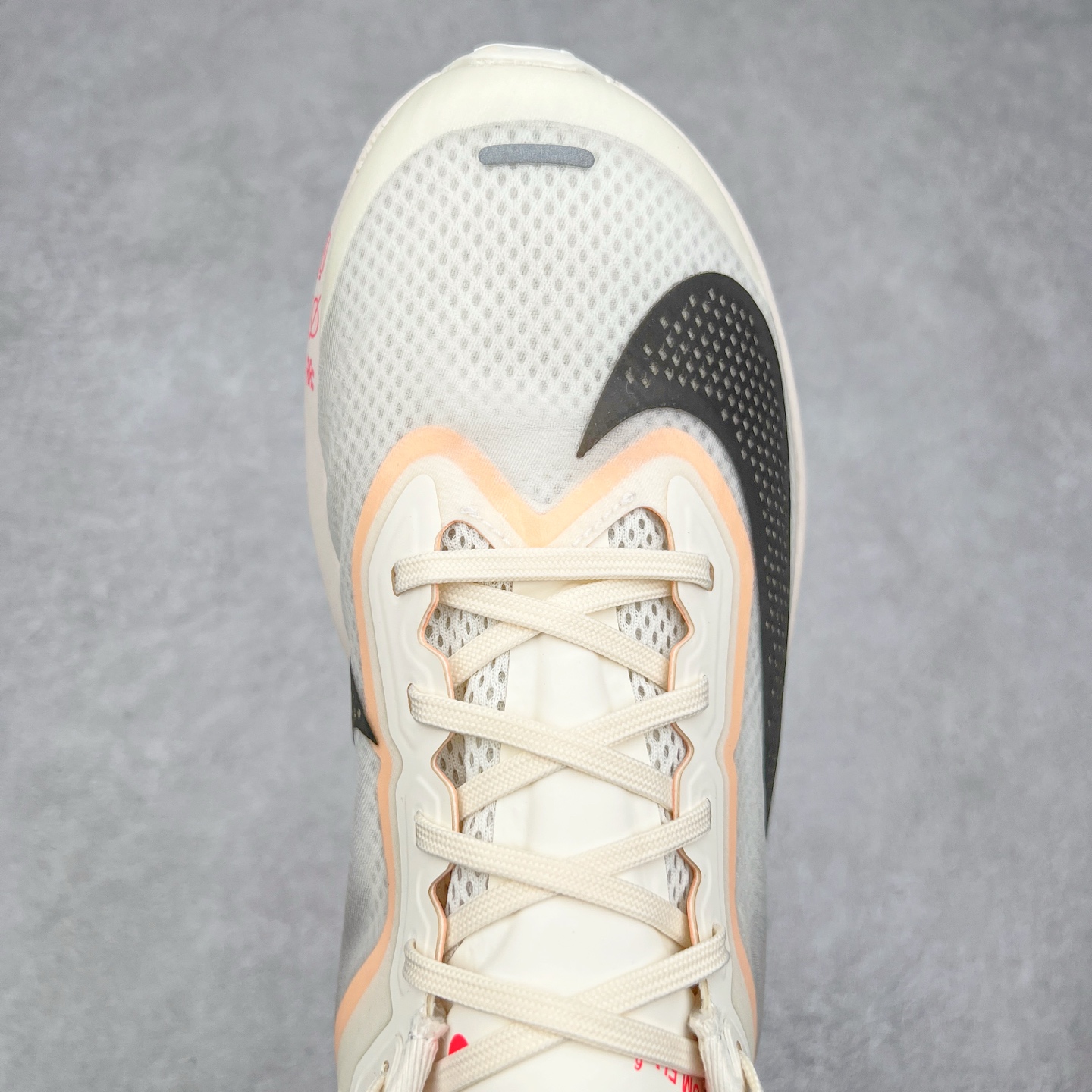 图片[4]-NK ZoomX Invincible Run Flyknit 6 轻量跑鞋 飞织低帮休闲运动慢跑鞋 厚底增高 老爹鞋 此鞋专为短跑运动员而生 是为 5 至 10 公里距离的赛事和训练打造 整体设计采用流线型的轻质工程网眼材质构成鞋面 并与其他 Running 旗舰鞋款同样搭载全脚掌 ZoomX 缓冲中底 搭配 Pebax 物料与橡胶外底 ZoomX StreakFly 首发配色以Prototype呈现 其灵感是来自开发期间的磨损测试 透过编号的标记与内侧的预期跑步距离突出研发过程 货号： FN8455-102 尺码：36 36.5 37.5 38 38.5 39 40 40.5 41 42 42.5 43 44 45-选品中心