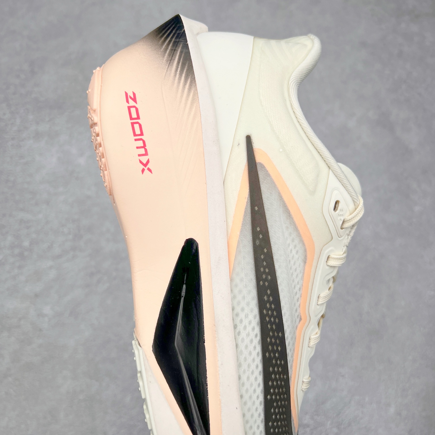 图片[6]-NK ZoomX Invincible Run Flyknit 6 轻量跑鞋 飞织低帮休闲运动慢跑鞋 厚底增高 老爹鞋 此鞋专为短跑运动员而生 是为 5 至 10 公里距离的赛事和训练打造 整体设计采用流线型的轻质工程网眼材质构成鞋面 并与其他 Running 旗舰鞋款同样搭载全脚掌 ZoomX 缓冲中底 搭配 Pebax 物料与橡胶外底 ZoomX StreakFly 首发配色以Prototype呈现 其灵感是来自开发期间的磨损测试 透过编号的标记与内侧的预期跑步距离突出研发过程 货号： FN8455-102 尺码：36 36.5 37.5 38 38.5 39 40 40.5 41 42 42.5 43 44 45-选品中心