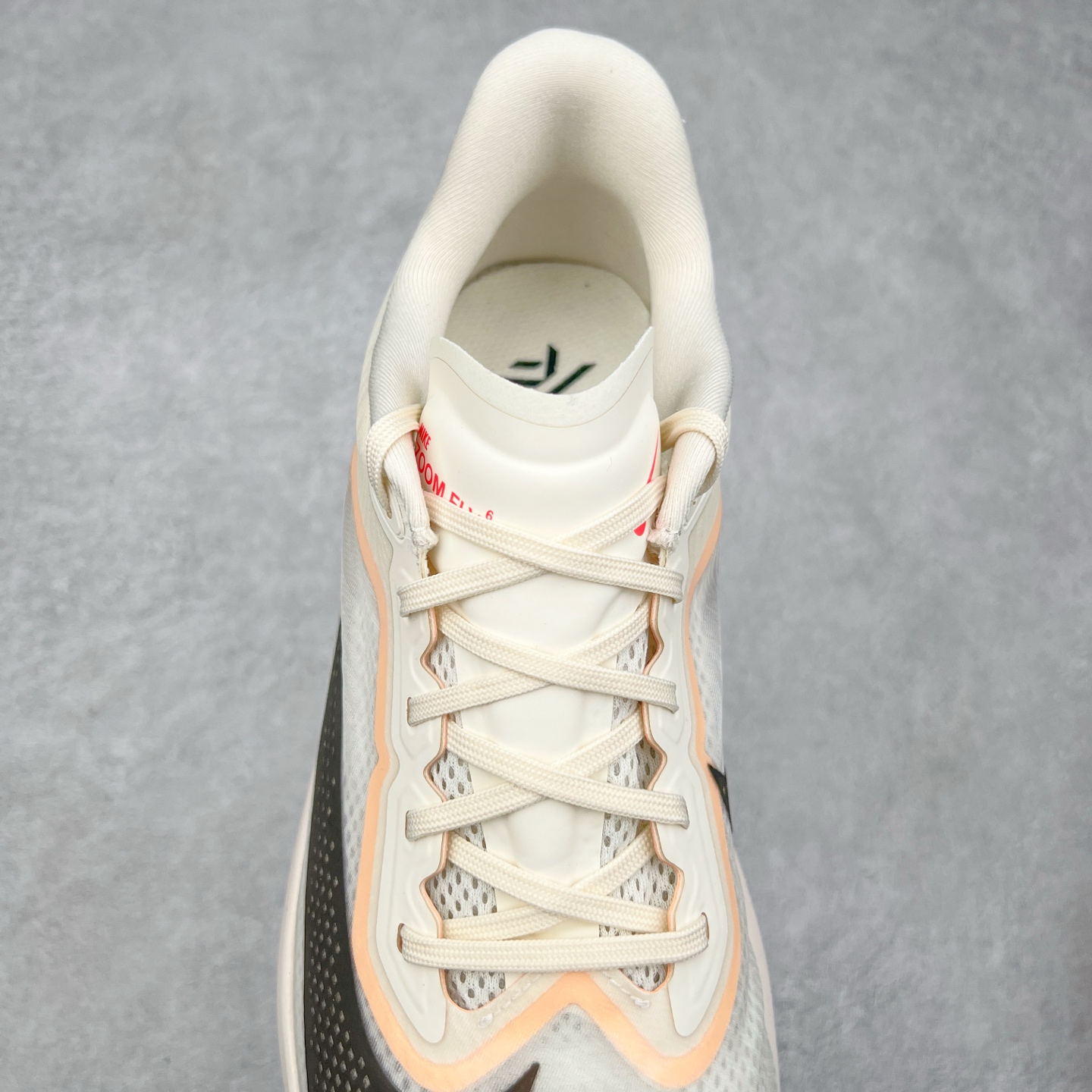 图片[5]-NK ZoomX Invincible Run Flyknit 6 轻量跑鞋 飞织低帮休闲运动慢跑鞋 厚底增高 老爹鞋 此鞋专为短跑运动员而生 是为 5 至 10 公里距离的赛事和训练打造 整体设计采用流线型的轻质工程网眼材质构成鞋面 并与其他 Running 旗舰鞋款同样搭载全脚掌 ZoomX 缓冲中底 搭配 Pebax 物料与橡胶外底 ZoomX StreakFly 首发配色以Prototype呈现 其灵感是来自开发期间的磨损测试 透过编号的标记与内侧的预期跑步距离突出研发过程 货号： FN8455-102 尺码：36 36.5 37.5 38 38.5 39 40 40.5 41 42 42.5 43 44 45-选品中心