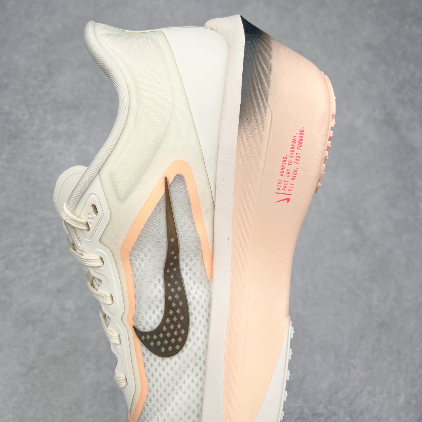 图片[7]-NK ZoomX Invincible Run Flyknit 6 轻量跑鞋 飞织低帮休闲运动慢跑鞋 厚底增高 老爹鞋 此鞋专为短跑运动员而生 是为 5 至 10 公里距离的赛事和训练打造 整体设计采用流线型的轻质工程网眼材质构成鞋面 并与其他 Running 旗舰鞋款同样搭载全脚掌 ZoomX 缓冲中底 搭配 Pebax 物料与橡胶外底 ZoomX StreakFly 首发配色以Prototype呈现 其灵感是来自开发期间的磨损测试 透过编号的标记与内侧的预期跑步距离突出研发过程 货号： FN8455-102 尺码：36 36.5 37.5 38 38.5 39 40 40.5 41 42 42.5 43 44 45-选品中心