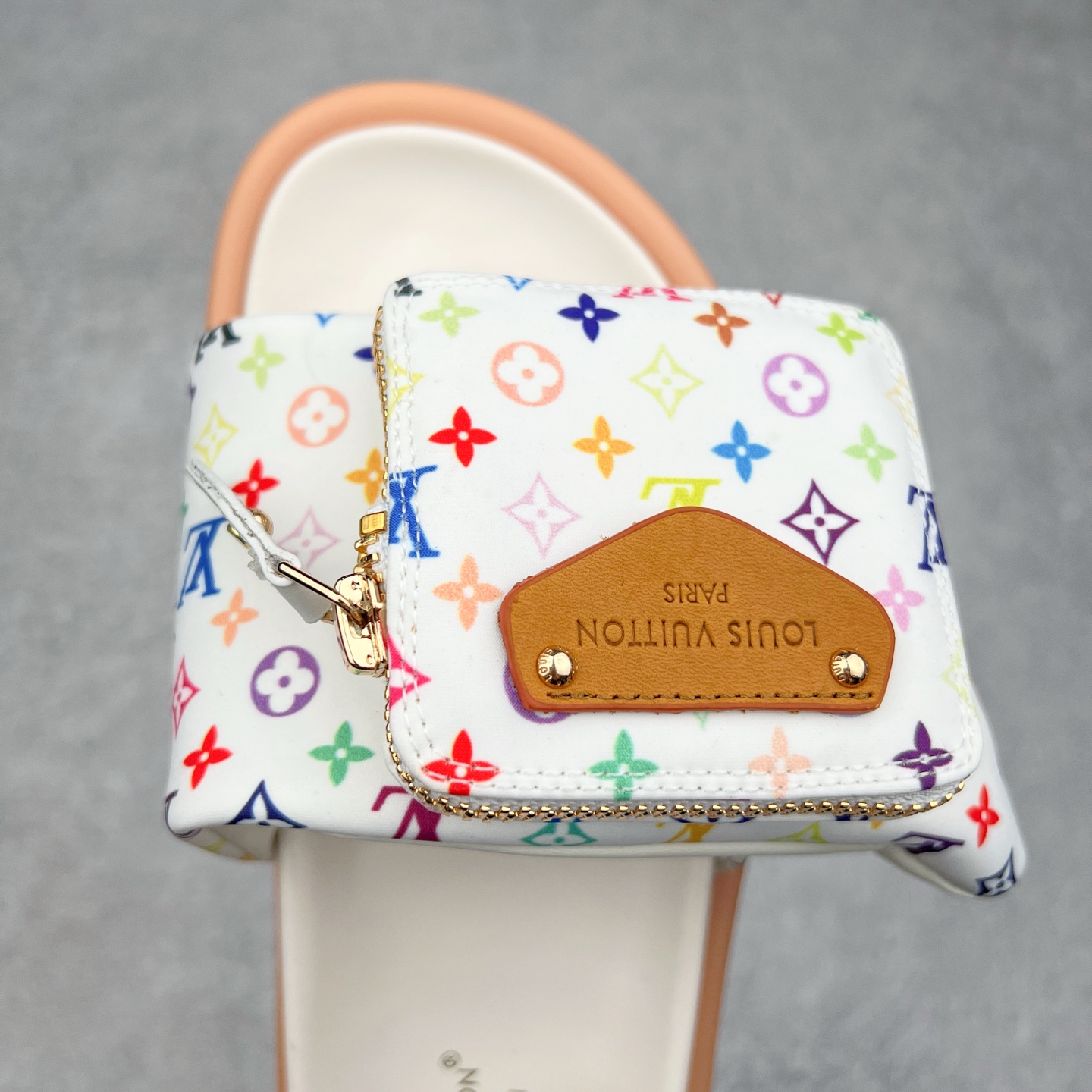 图片[4]-Louis Vuitton lv 2024专柜 春夏新款 最高限定专柜上新 LV情侣厚底魔术贴拖鞋明星同款 网红博主推荐 原版开模 代购版本 Lv 原版3D打印老花 内里海绵 水台4.5CM 原版私膜 真皮大底 全套专柜包装尺码：35 36 37 38 39 40 41 42 43 44-选品中心