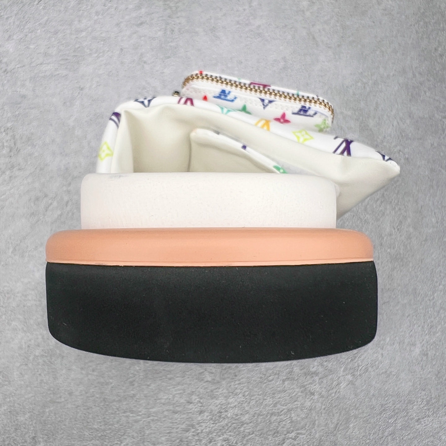 图片[8]-Louis Vuitton lv 2024专柜 春夏新款 最高限定专柜上新 LV情侣厚底魔术贴拖鞋明星同款 网红博主推荐 原版开模 代购版本 Lv 原版3D打印老花 内里海绵 水台4.5CM 原版私膜 真皮大底 全套专柜包装尺码：35 36 37 38 39 40 41 42 43 44-选品中心