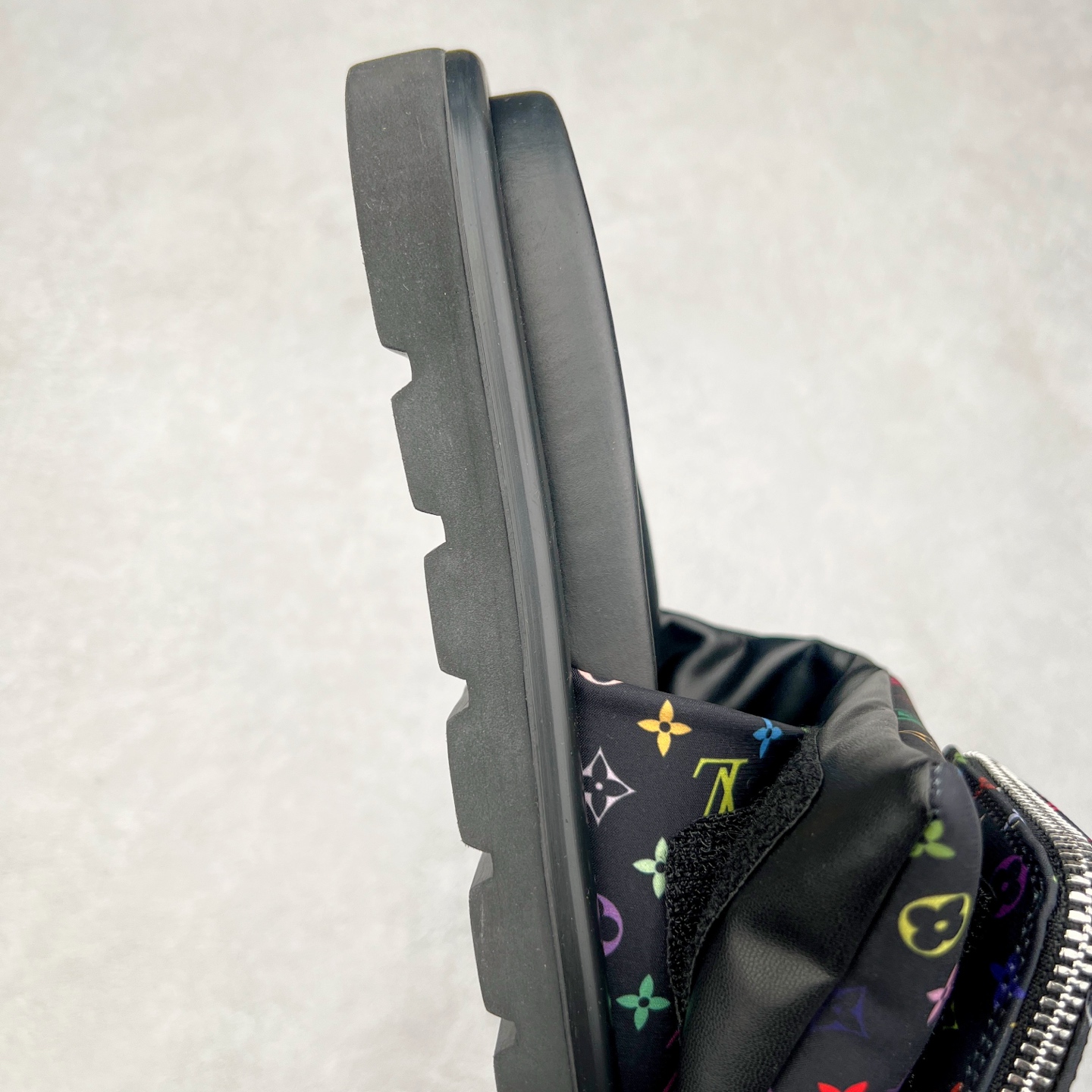 图片[6]-Louis Vuitton lv 2024专柜 春夏新款 最高限定专柜上新 LV情侣厚底魔术贴拖鞋明星同款 网红博主推荐 原版开模 代购版本 Lv 原版3D打印老花 内里海绵 水台4.5CM 原版私膜 真皮大底 全套专柜包装尺码：35 36 37 38 39 40 41 42 43 44-选品中心