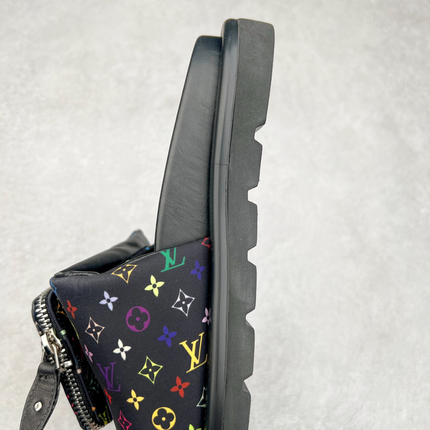 图片[7]-Louis Vuitton lv 2024专柜 春夏新款 最高限定专柜上新 LV情侣厚底魔术贴拖鞋明星同款 网红博主推荐 原版开模 代购版本 Lv 原版3D打印老花 内里海绵 水台4.5CM 原版私膜 真皮大底 全套专柜包装尺码：35 36 37 38 39 40 41 42 43 44-选品中心