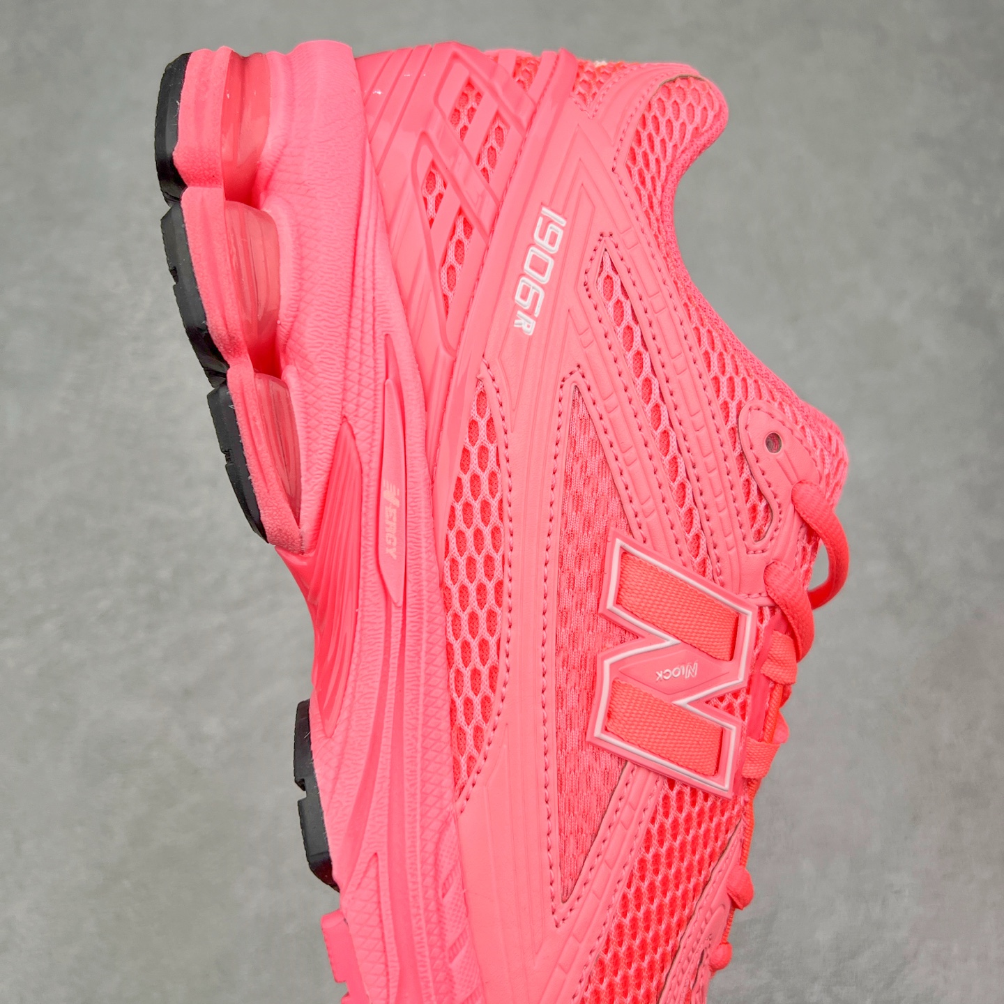 图片[6]-＃M3纯原 New Balance M1906R NB新百伦系列复古老爹风休闲运动慢跑鞋 日韩出口特供订单 全网最全配色 配套商长期套现长期补货 全新货品 正常出厂触屏不到的单价 超级跑量款 全套原楦原纸板原厂数据开发 进口三明治网面 原装进口翻毛皮料正确绒感卡色 正确中底拉帮中底网布细节 采用轻质牛剖革拼接透气网眼衬垫织物鞋面材质 T-Beam大底提供足步弓支撑 保持步态稳定 后跟搭载外露缓震胶 鞋身整体以各种深浅不一的灰色覆盖 鞋头以淡蓝色调装饰 网眼衬垫通过不规律的色块实现做旧的美感 泛黄的鞋底更是进一步增添了复古气息 尺码：36 37 37.5 38 38.5 39.5 40 40.5 41.5 42 42.5 43 44 45-选品中心