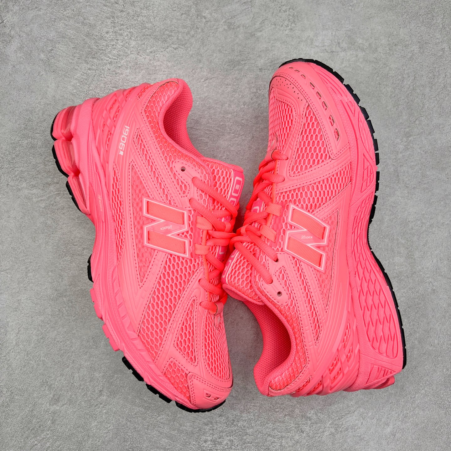 图片[3]-＃M3纯原 New Balance M1906R NB新百伦系列复古老爹风休闲运动慢跑鞋 日韩出口特供订单 全网最全配色 配套商长期套现长期补货 全新货品 正常出厂触屏不到的单价 超级跑量款 全套原楦原纸板原厂数据开发 进口三明治网面 原装进口翻毛皮料正确绒感卡色 正确中底拉帮中底网布细节 采用轻质牛剖革拼接透气网眼衬垫织物鞋面材质 T-Beam大底提供足步弓支撑 保持步态稳定 后跟搭载外露缓震胶 鞋身整体以各种深浅不一的灰色覆盖 鞋头以淡蓝色调装饰 网眼衬垫通过不规律的色块实现做旧的美感 泛黄的鞋底更是进一步增添了复古气息 尺码：36 37 37.5 38 38.5 39.5 40 40.5 41.5 42 42.5 43 44 45-选品中心