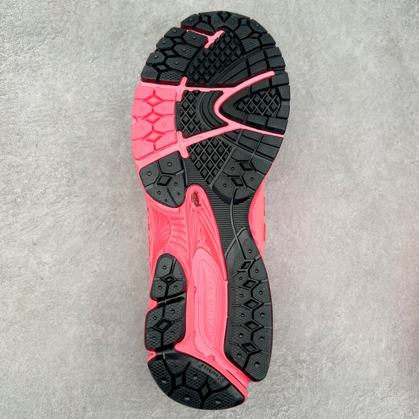 图片[9]-＃M3纯原 New Balance M1906R NB新百伦系列复古老爹风休闲运动慢跑鞋 日韩出口特供订单 全网最全配色 配套商长期套现长期补货 全新货品 正常出厂触屏不到的单价 超级跑量款 全套原楦原纸板原厂数据开发 进口三明治网面 原装进口翻毛皮料正确绒感卡色 正确中底拉帮中底网布细节 采用轻质牛剖革拼接透气网眼衬垫织物鞋面材质 T-Beam大底提供足步弓支撑 保持步态稳定 后跟搭载外露缓震胶 鞋身整体以各种深浅不一的灰色覆盖 鞋头以淡蓝色调装饰 网眼衬垫通过不规律的色块实现做旧的美感 泛黄的鞋底更是进一步增添了复古气息 尺码：36 37 37.5 38 38.5 39.5 40 40.5 41.5 42 42.5 43 44 45-选品中心