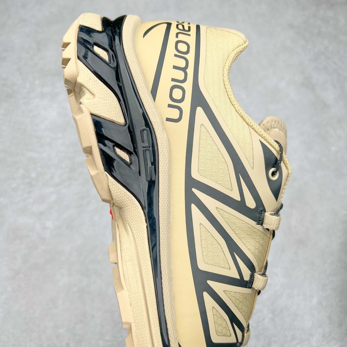 图片[6]-＃S版 Salomon XT-6 萨洛蒙复古潮流户外机能登山跑鞋 纯原外贸平台特供订单 耗时半年巨作 全套原纸板楦头开发 原厂特供网布配套加持 确保原汁原味 完美呈现版型 原档数据独家私模五层组合大底 男女鞋同步官方开发至46.5 原装Ortholite轻量化鞋垫 中底布带钢印编号 原厂TPU锁扣 进口港宝加持 后跟自然饱满 还原公司包裹性 鞋面以“锯齿”状的包裹系统呈现 在基色底之下加入了各种色点缀 将公司的最新技术和时尚前卫的造型融入耐用的长跑款式中 鞋面由 TPU 薄膜制成 并焊接在高耐磨网眼上 使其既时尚又坚固 由 ACS底盘支撑 可增强稳定性和支撑力 以及由橡胶凸耳 Contragrip外底覆盖的 EVA 缓冲中底 旨在应对崎岖的地形 鞋舌上的彩色Salomon 标签、Quicklace 系统以及鞋头、鞋舌和鞋跟上的附加品牌使细节更加完美 让穿着者可以轻松驾驭户外与通勤下的任何运动生活场景 无缝鞋身户外随意纵横 颜值与脚感兼备 出街通勤 绝对非常吸睛 你值得拥有 尺码：36 36.5 37.5 38 38.5 39 40 40.5 41 42 42.5 43 44 44.5 45 46 46.5 注意：偏小1码-选品中心