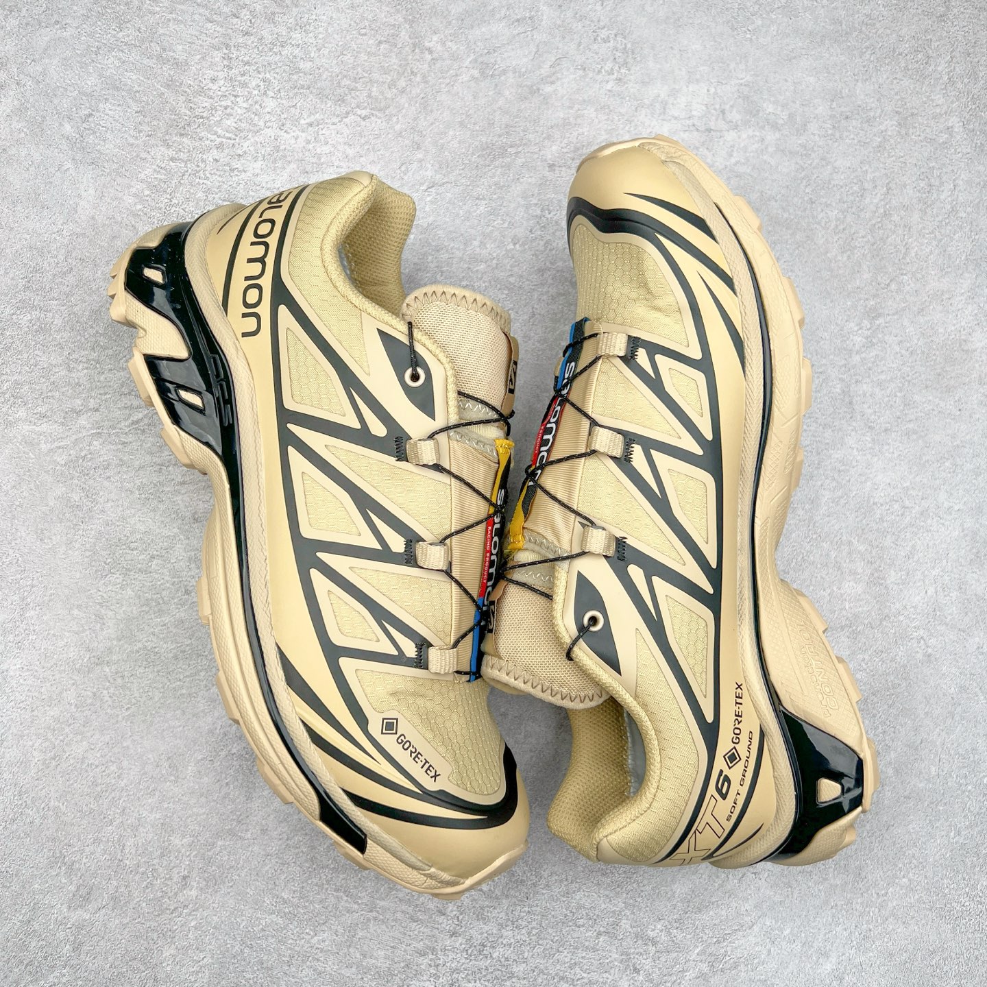 图片[3]-＃S版 Salomon XT-6 萨洛蒙复古潮流户外机能登山跑鞋 纯原外贸平台特供订单 耗时半年巨作 全套原纸板楦头开发 原厂特供网布配套加持 确保原汁原味 完美呈现版型 原档数据独家私模五层组合大底 男女鞋同步官方开发至46.5 原装Ortholite轻量化鞋垫 中底布带钢印编号 原厂TPU锁扣 进口港宝加持 后跟自然饱满 还原公司包裹性 鞋面以“锯齿”状的包裹系统呈现 在基色底之下加入了各种色点缀 将公司的最新技术和时尚前卫的造型融入耐用的长跑款式中 鞋面由 TPU 薄膜制成 并焊接在高耐磨网眼上 使其既时尚又坚固 由 ACS底盘支撑 可增强稳定性和支撑力 以及由橡胶凸耳 Contragrip外底覆盖的 EVA 缓冲中底 旨在应对崎岖的地形 鞋舌上的彩色Salomon 标签、Quicklace 系统以及鞋头、鞋舌和鞋跟上的附加品牌使细节更加完美 让穿着者可以轻松驾驭户外与通勤下的任何运动生活场景 无缝鞋身户外随意纵横 颜值与脚感兼备 出街通勤 绝对非常吸睛 你值得拥有 尺码：36 36.5 37.5 38 38.5 39 40 40.5 41 42 42.5 43 44 44.5 45 46 46.5 注意：偏小1码-选品中心