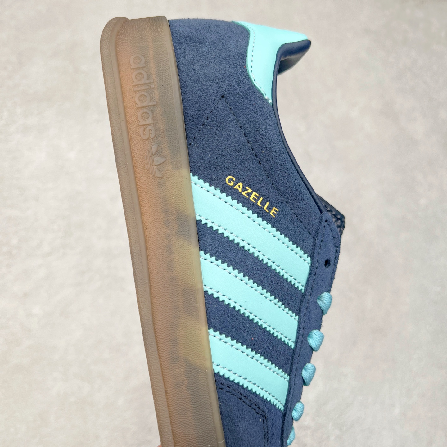 图片[6]-AD Gazelle Indoor Trainers 羚羊内训系列低帮复古百搭休闲运动德训风板鞋 JI2587 90年代经典的复刻版！自60年代以足球训练鞋面世以来,Gazelle就以其经典设计席卷全球。1991年版本的复刻,再造经典Gazelle。采用皮革打造,搭配浊色细节,让这款经典更加简约。尺码：36 36⅔ 37⅓ 38 38⅔ 39⅓ 40 40⅔ 41⅓ 42 42⅔ 43⅓ 44 45-选品中心