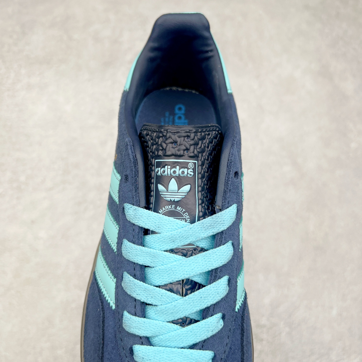 图片[5]-AD Gazelle Indoor Trainers 羚羊内训系列低帮复古百搭休闲运动德训风板鞋 JI2587 90年代经典的复刻版！自60年代以足球训练鞋面世以来,Gazelle就以其经典设计席卷全球。1991年版本的复刻,再造经典Gazelle。采用皮革打造,搭配浊色细节,让这款经典更加简约。尺码：36 36⅔ 37⅓ 38 38⅔ 39⅓ 40 40⅔ 41⅓ 42 42⅔ 43⅓ 44 45-选品中心